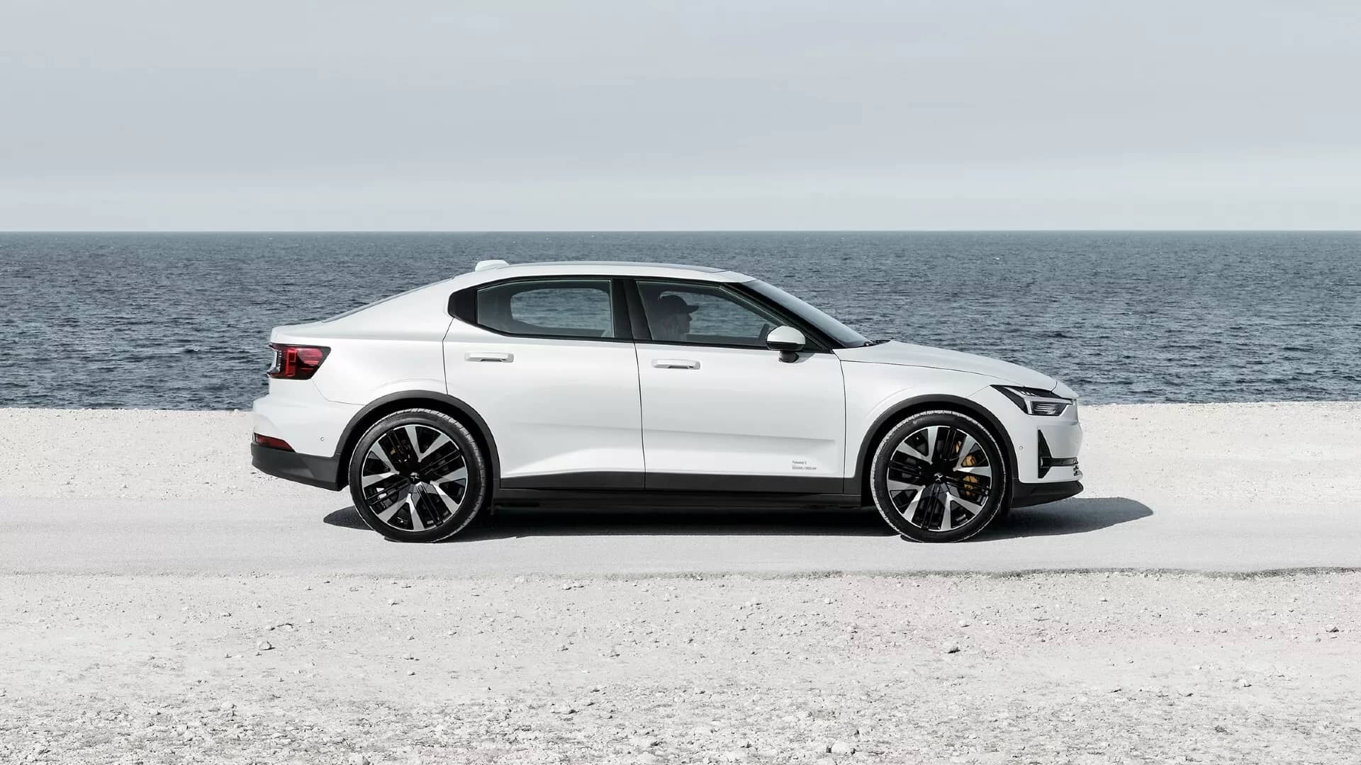 Vista lateral del Polestar 2 que muestra su diseño limpio y moderno.