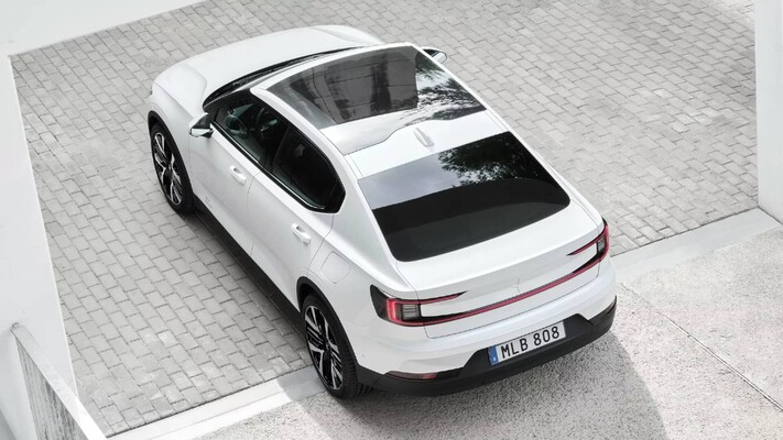 Imagen superior trasera del Polestar 2 destacando su techo panorámico. Imagen superior trasera del Polestar 2 destacando su techo panorámico.