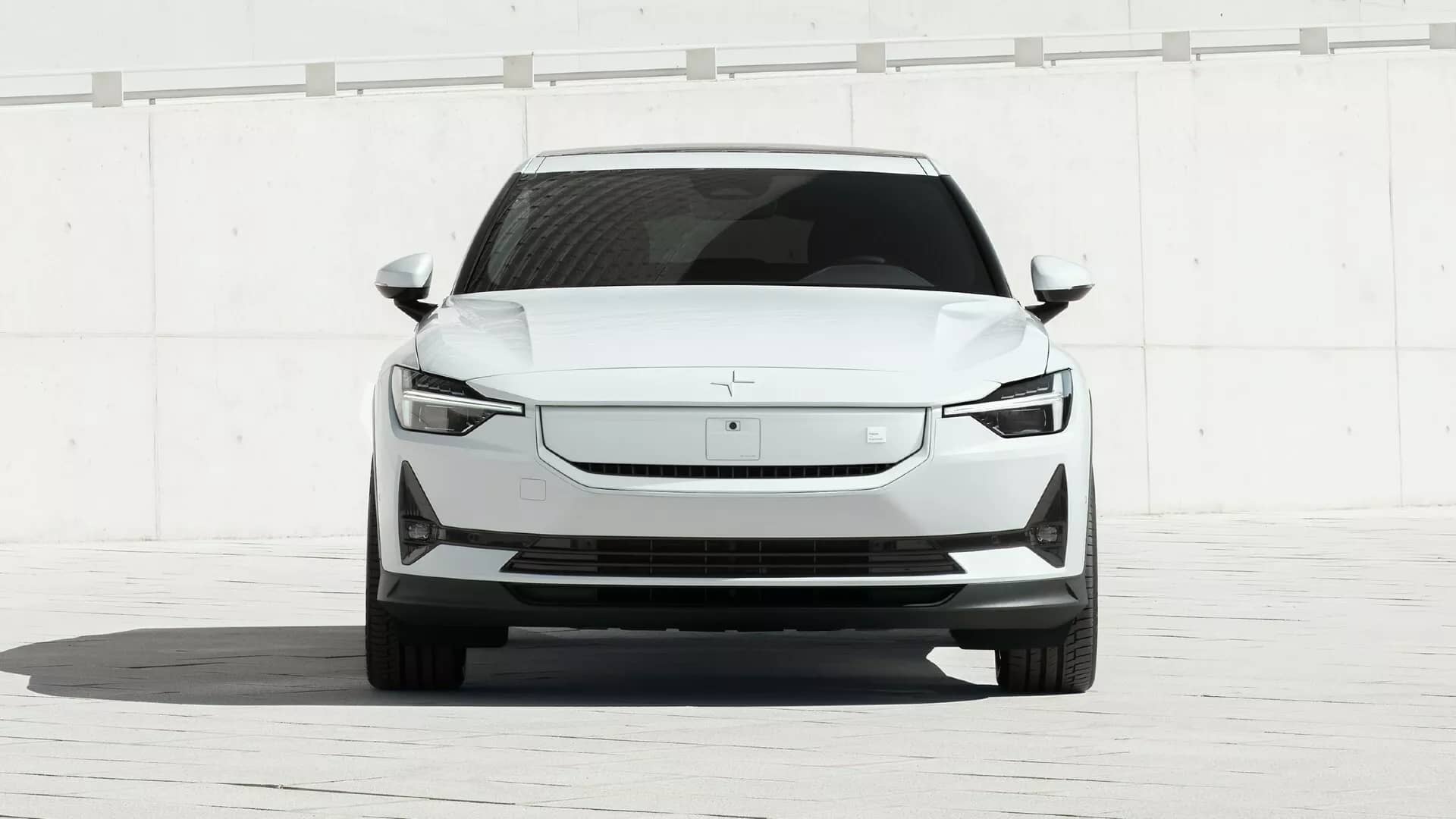 Visión frontal detallada del Polestar 2 mostrando diseño de luces y parrilla.