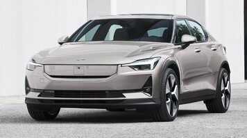 Polestar 2 en color gris, mostrando su perfil frontal y lateral. Polestar 2 en color gris, mostrando su perfil frontal y lateral.