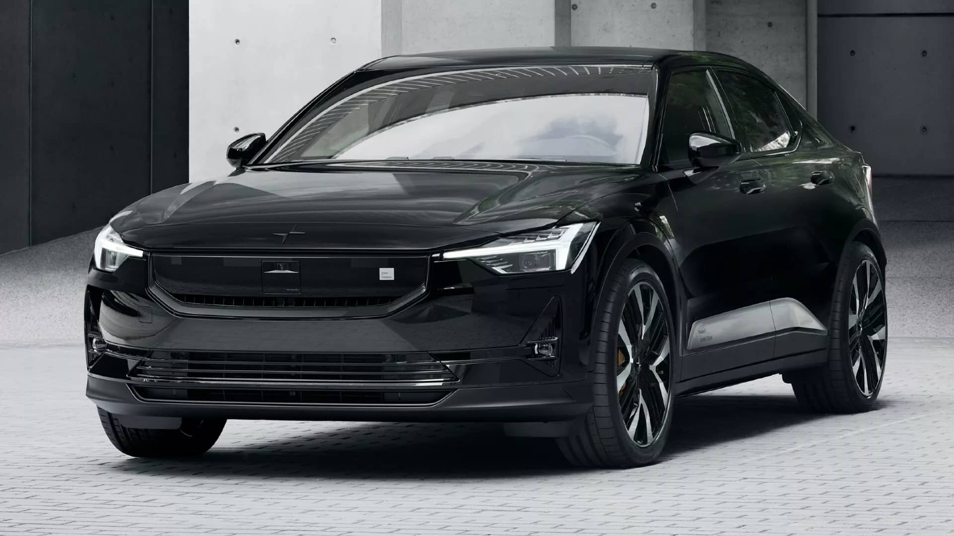 Polestar 2 en negro, combinando elegancia y estilo deportivo.
