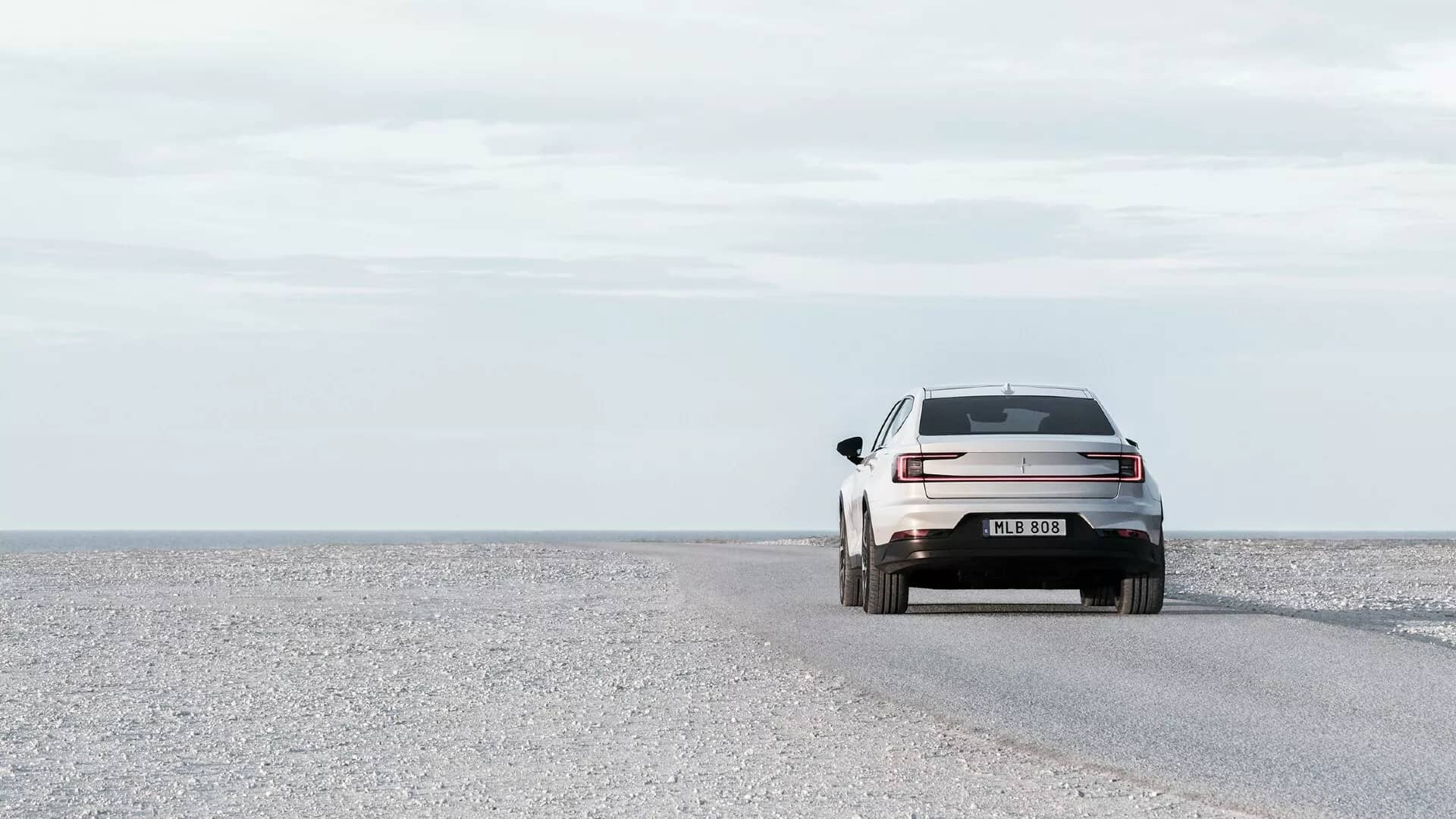 Visión trasera del Polestar 2, resaltando su diseño de luces traseras característico.