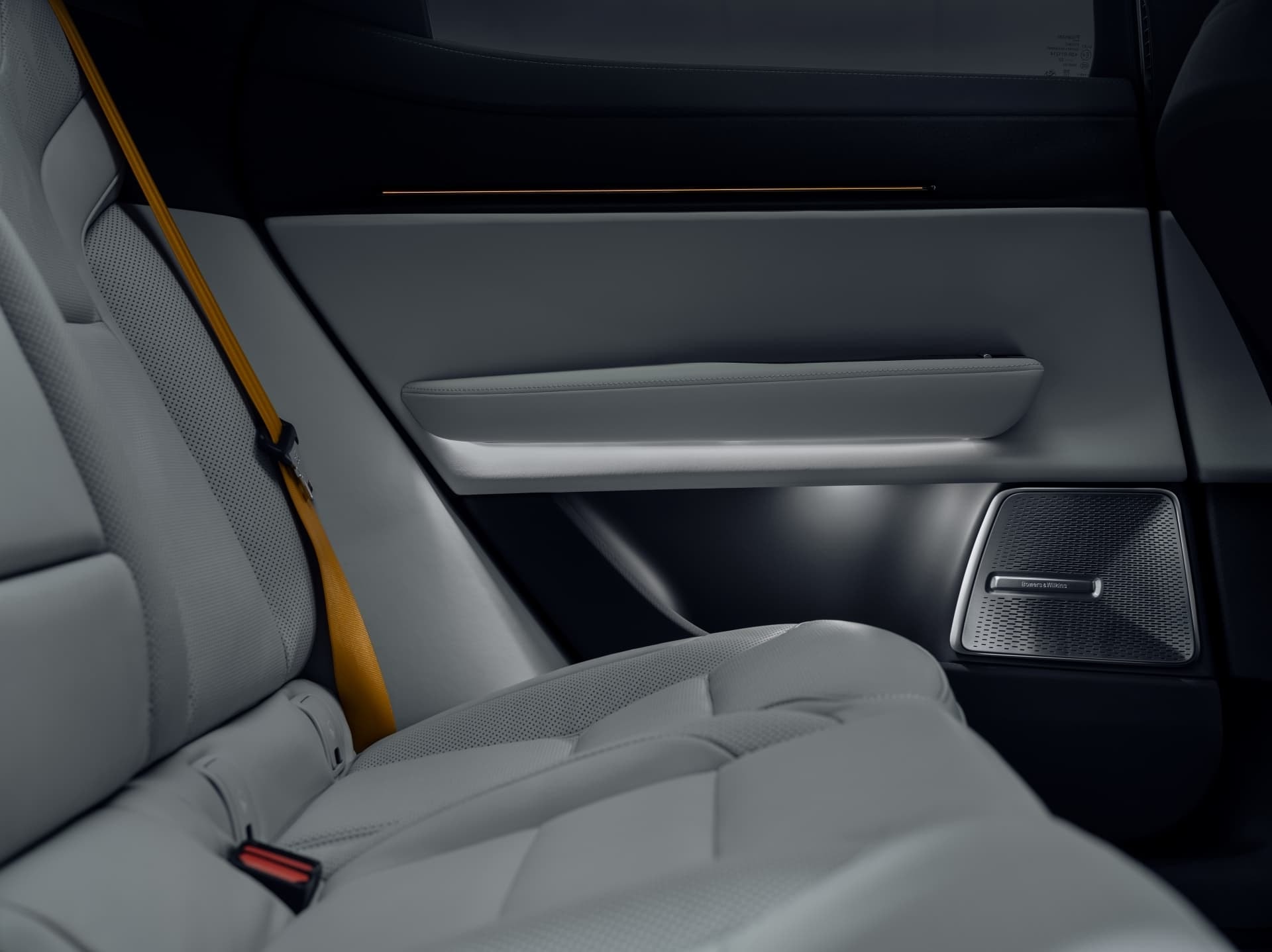Vista de los asientos traseros y detalles de diseño del Polestar 3.