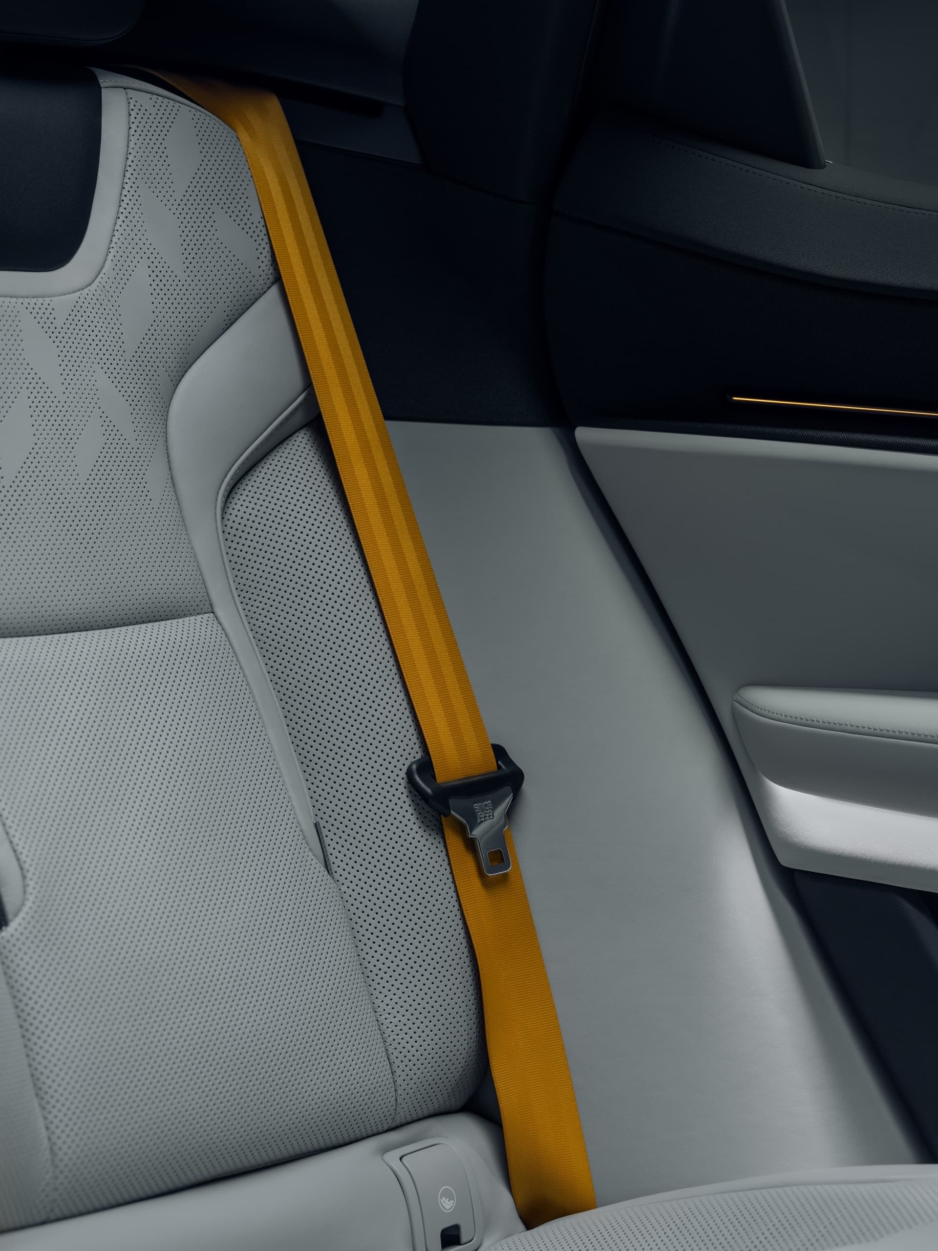 Cinturón de seguridad de diseño con contraste único.