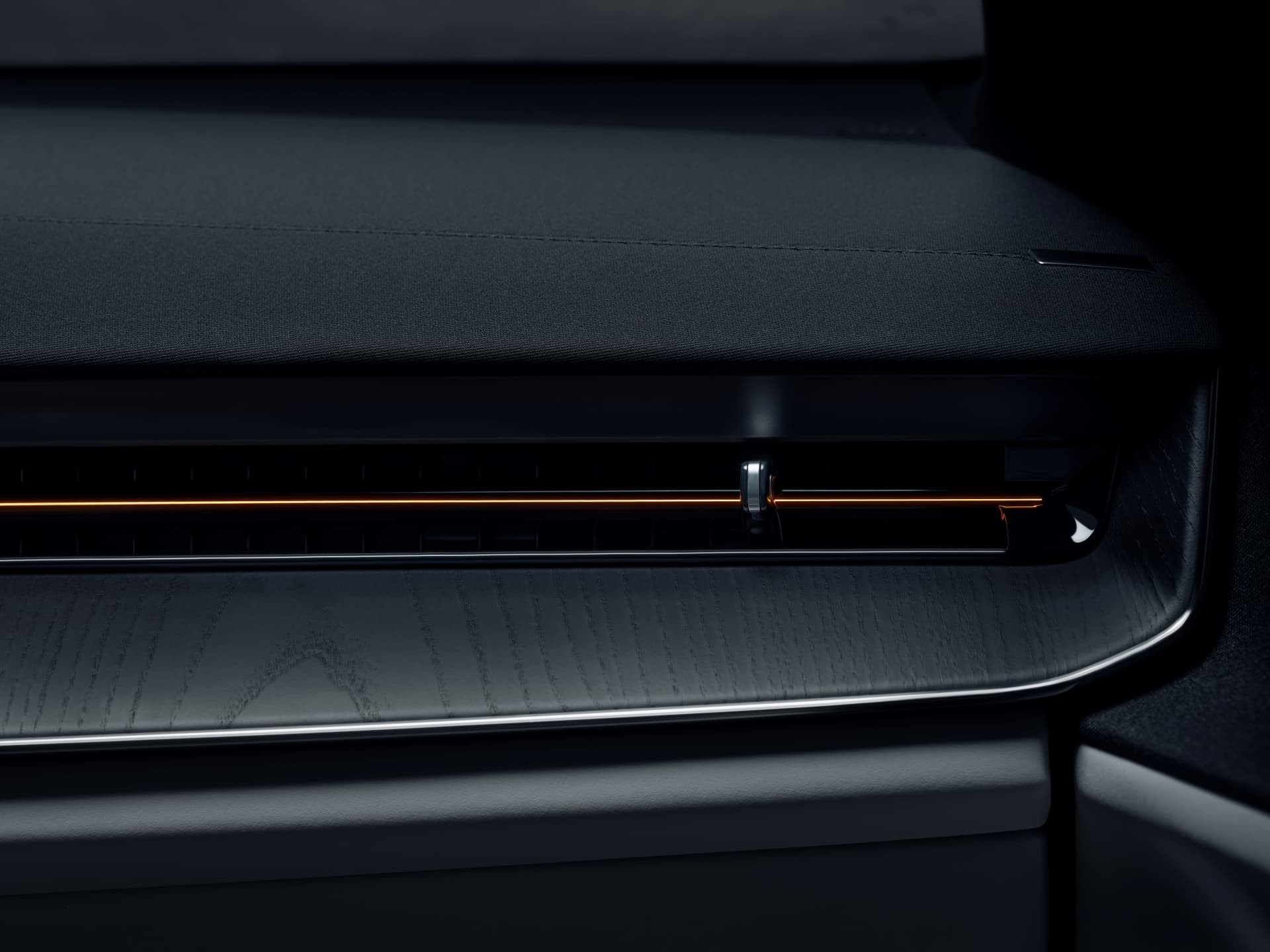 Detalle de la tira de acento de diseño en la puerta del Polestar 3.