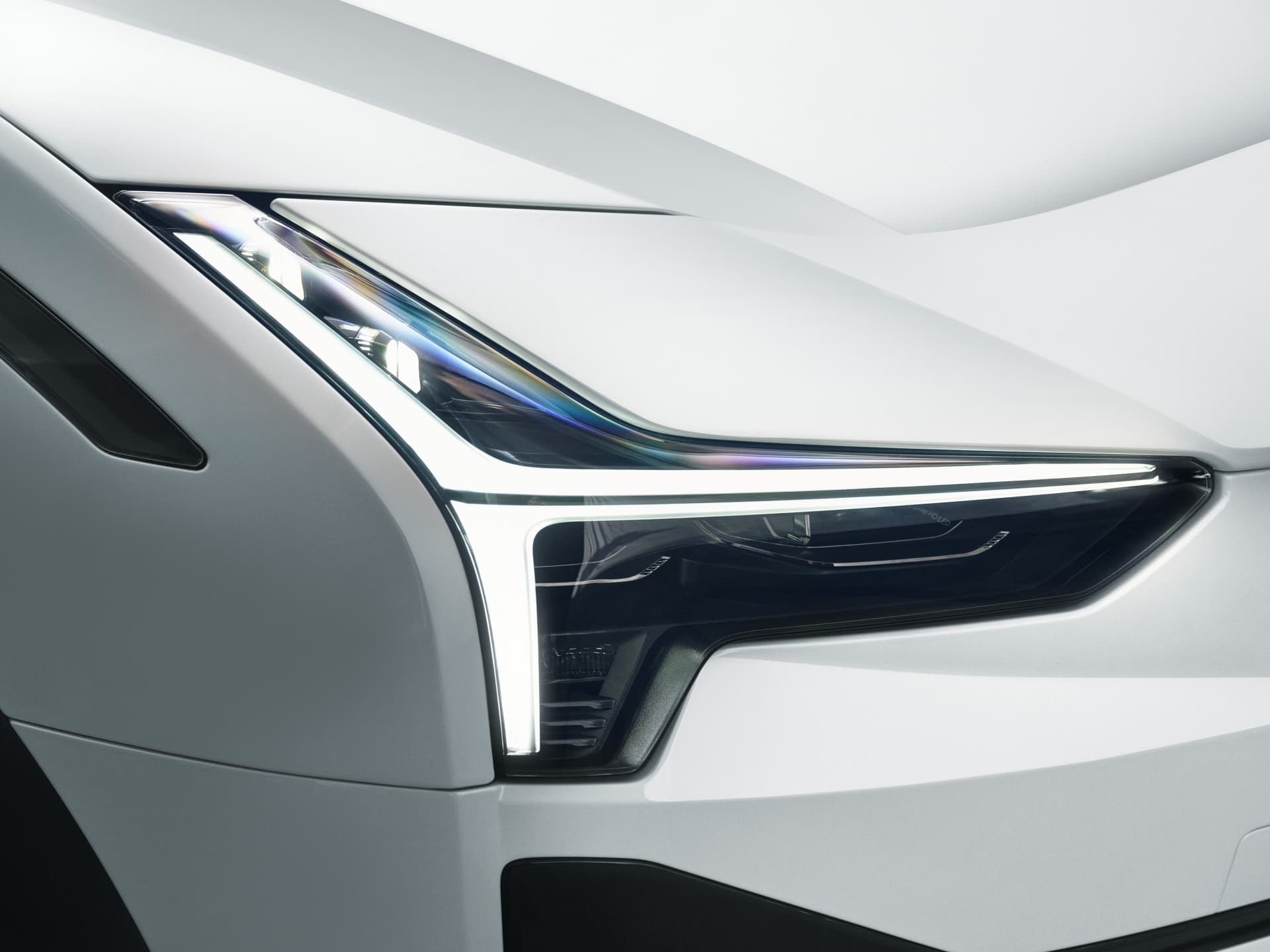 Faro delantero LED del Polestar 3 con diseño distintivo.