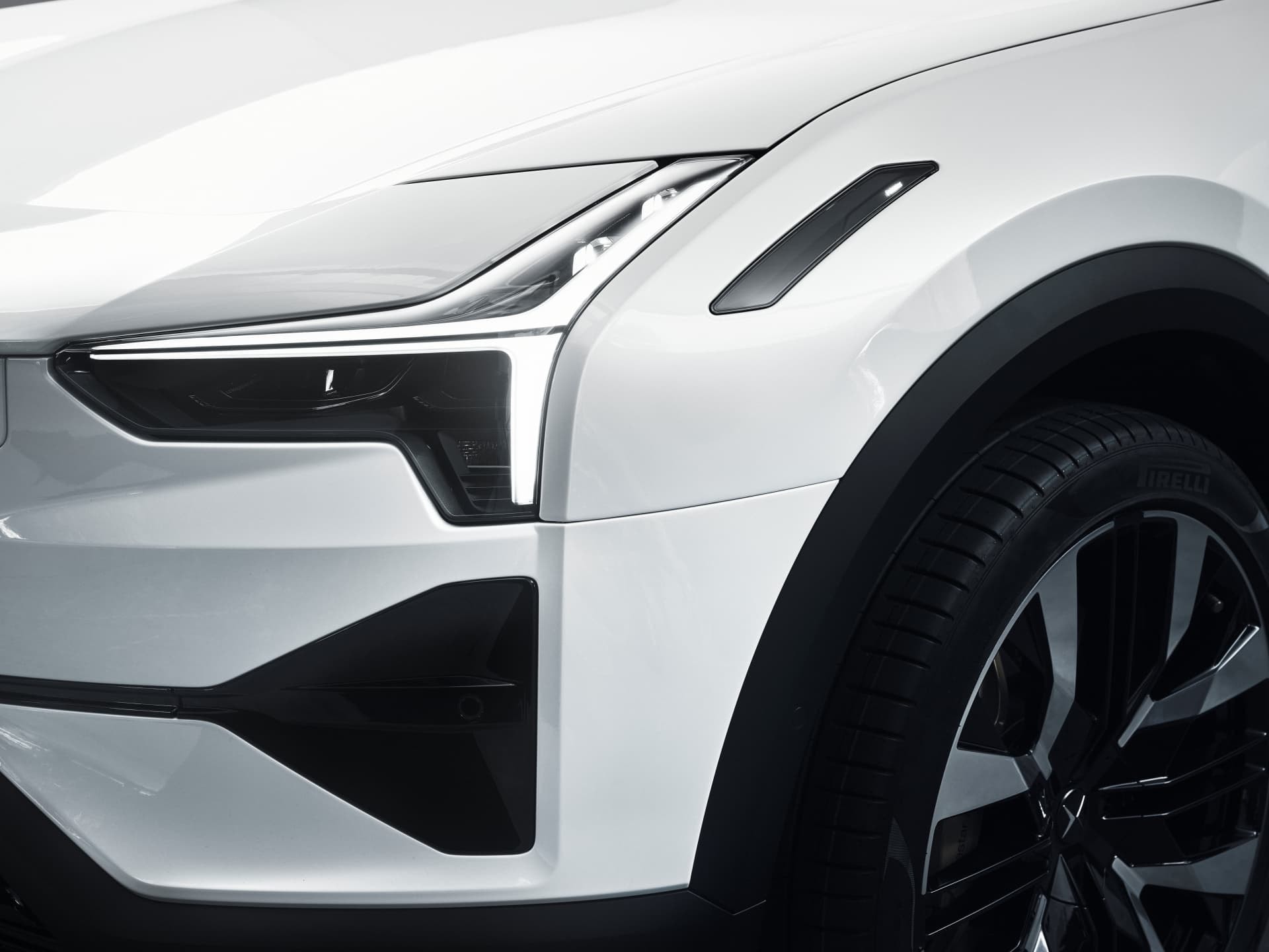 Detalle de la luz diurna LED del Polestar 3, tecnología y estilo.