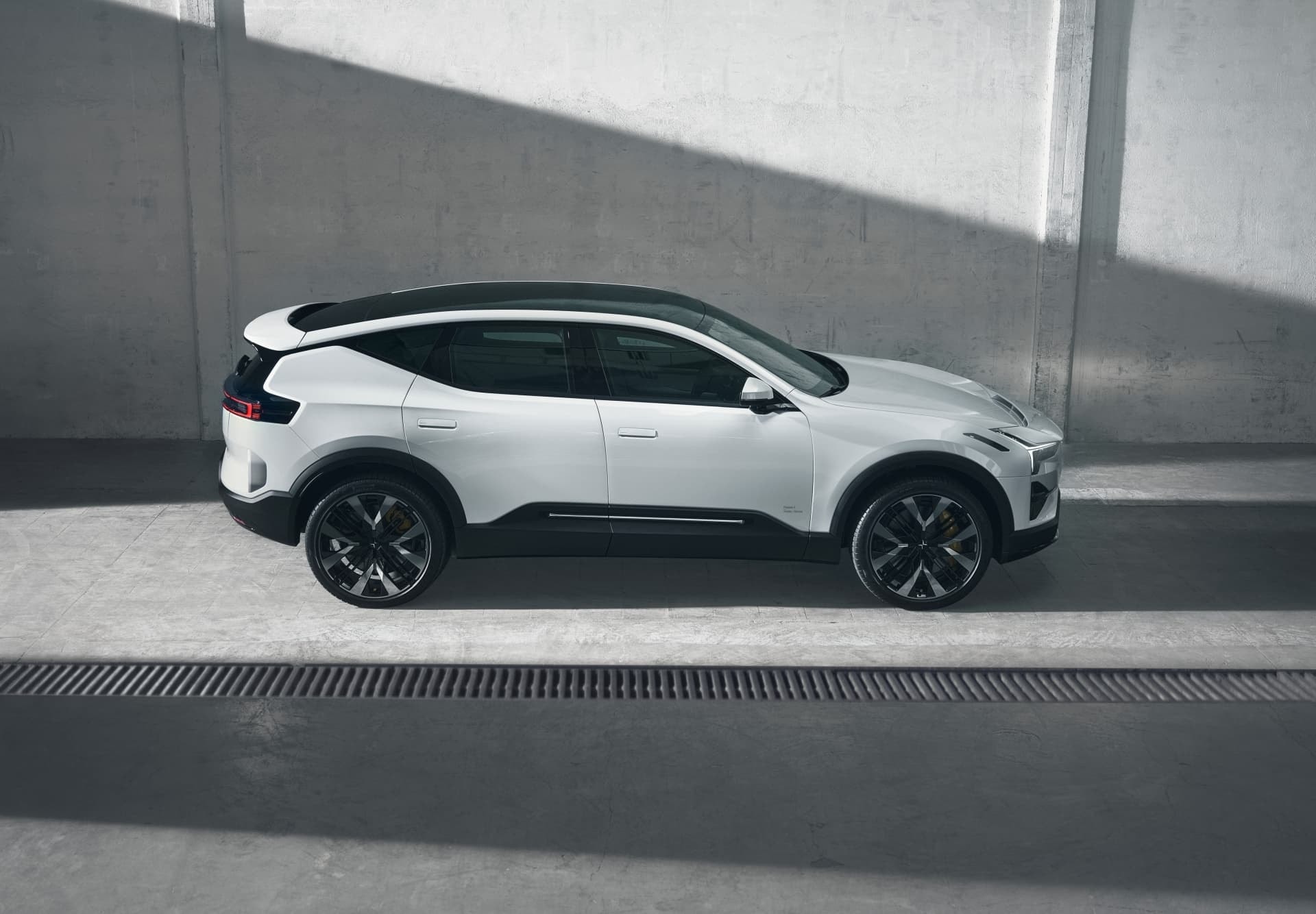 Vista lateral completa del Polestar 3 resaltando su silueta.