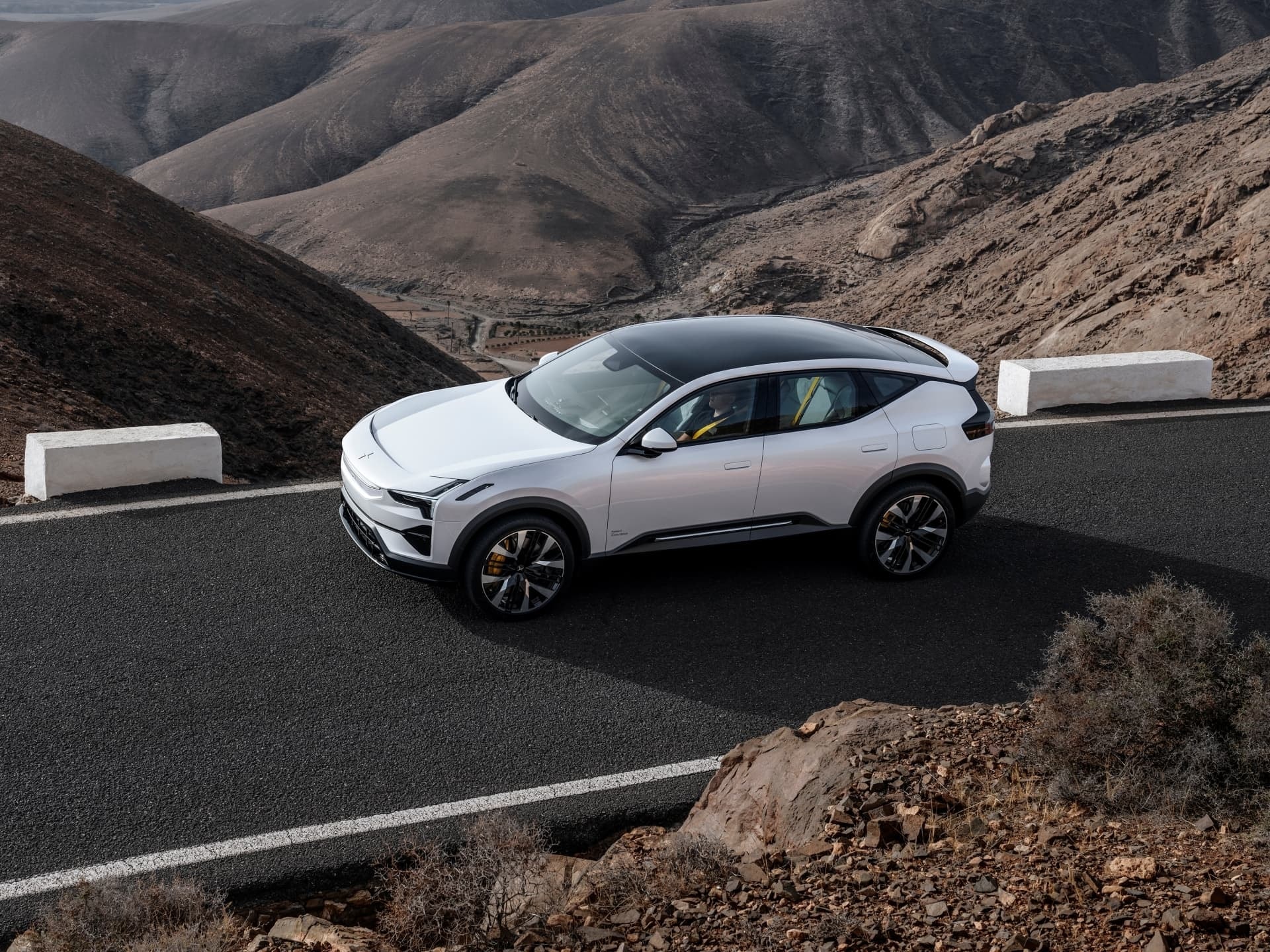 Vista lateral del Polestar 3 mostrando líneas que aúnan deportividad y sofisticación.