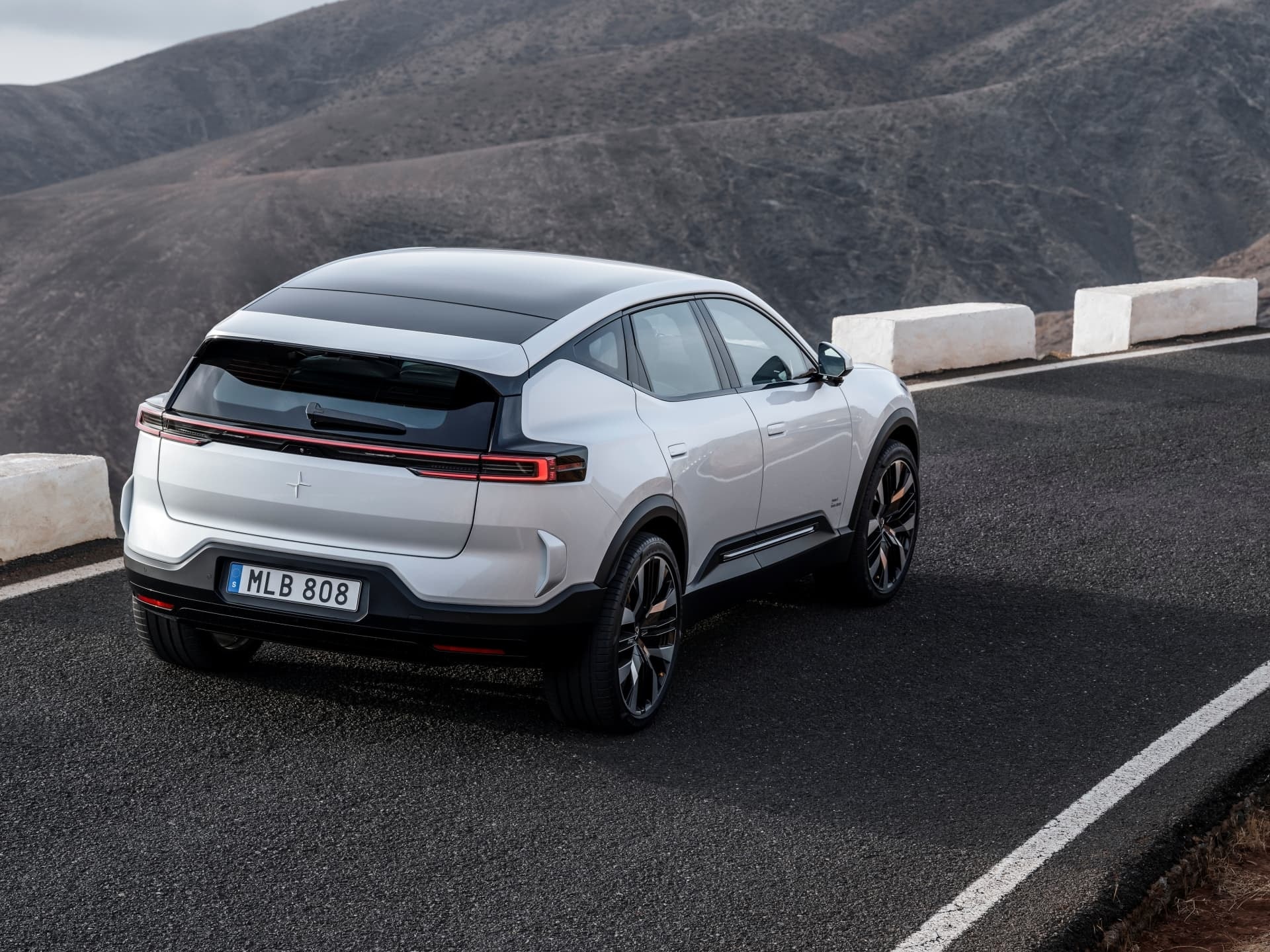 Vista trasera y lateral del Polestar 3 en carretera, diseño escandinavo en su máximo esplendor