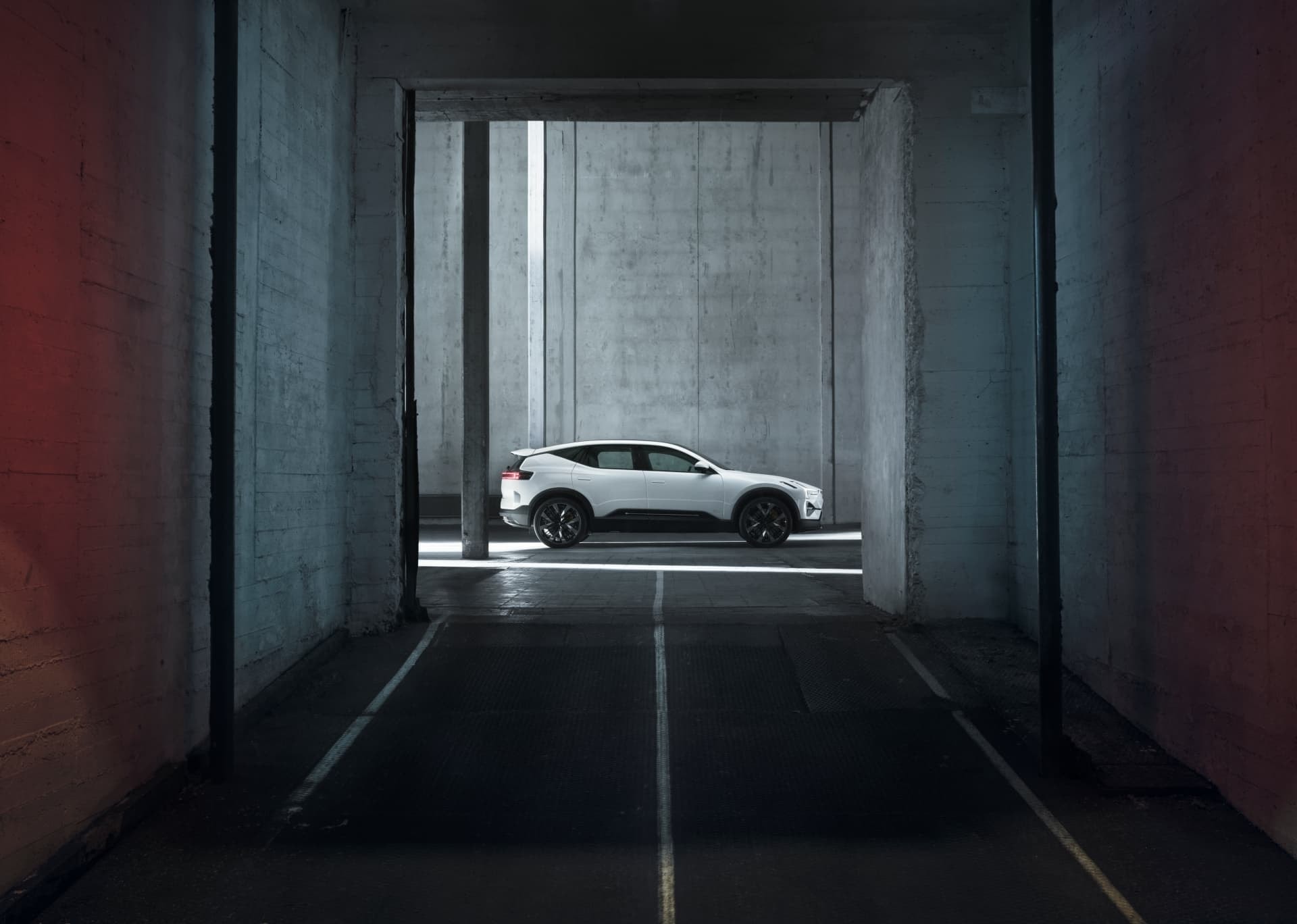El Polestar 3 estacionado en un túnel, integrándose en una atmósfera urbana.
