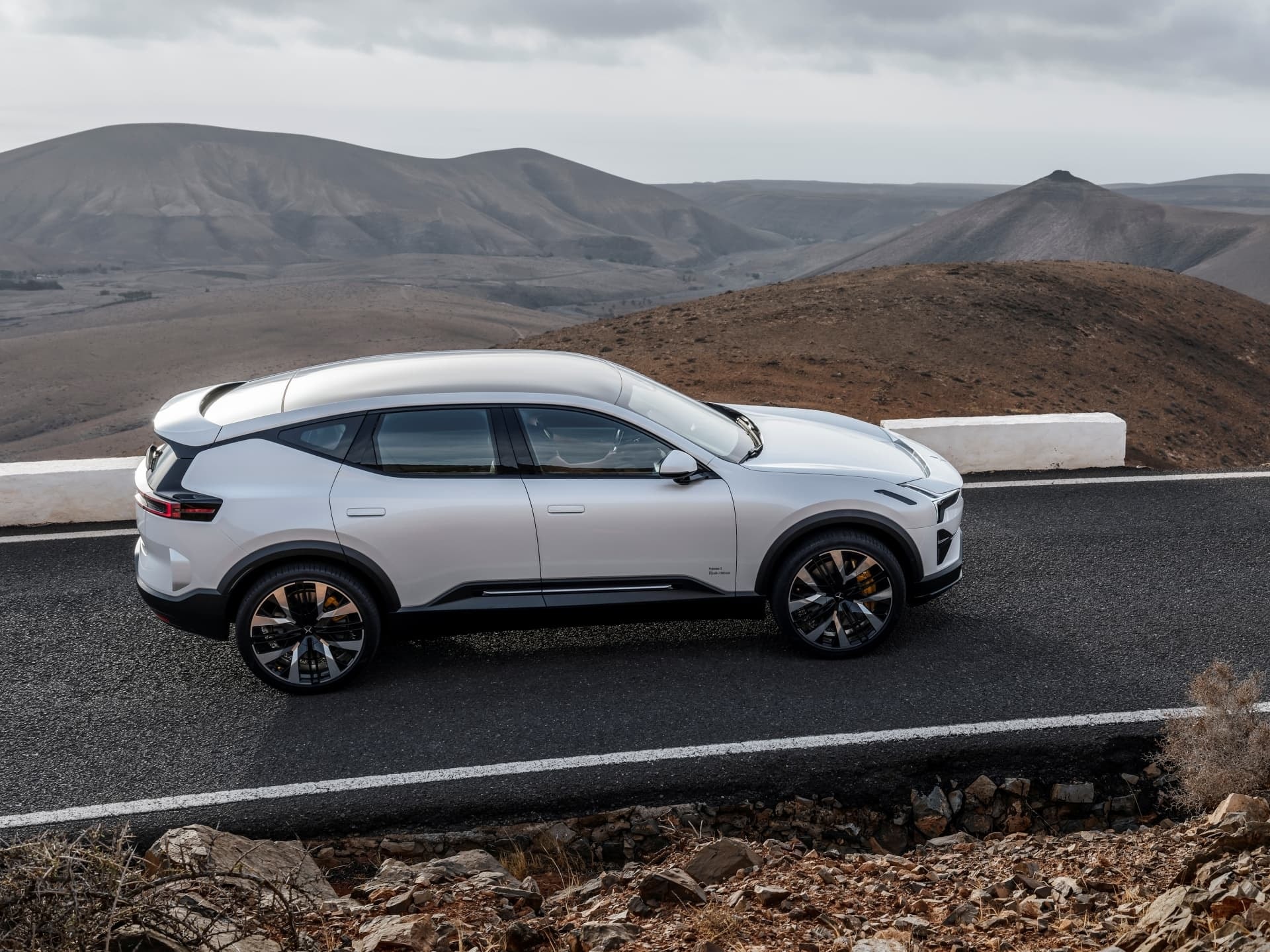 Perfil del Polestar 3 destacando su silueta aerodinámica y moderna.
