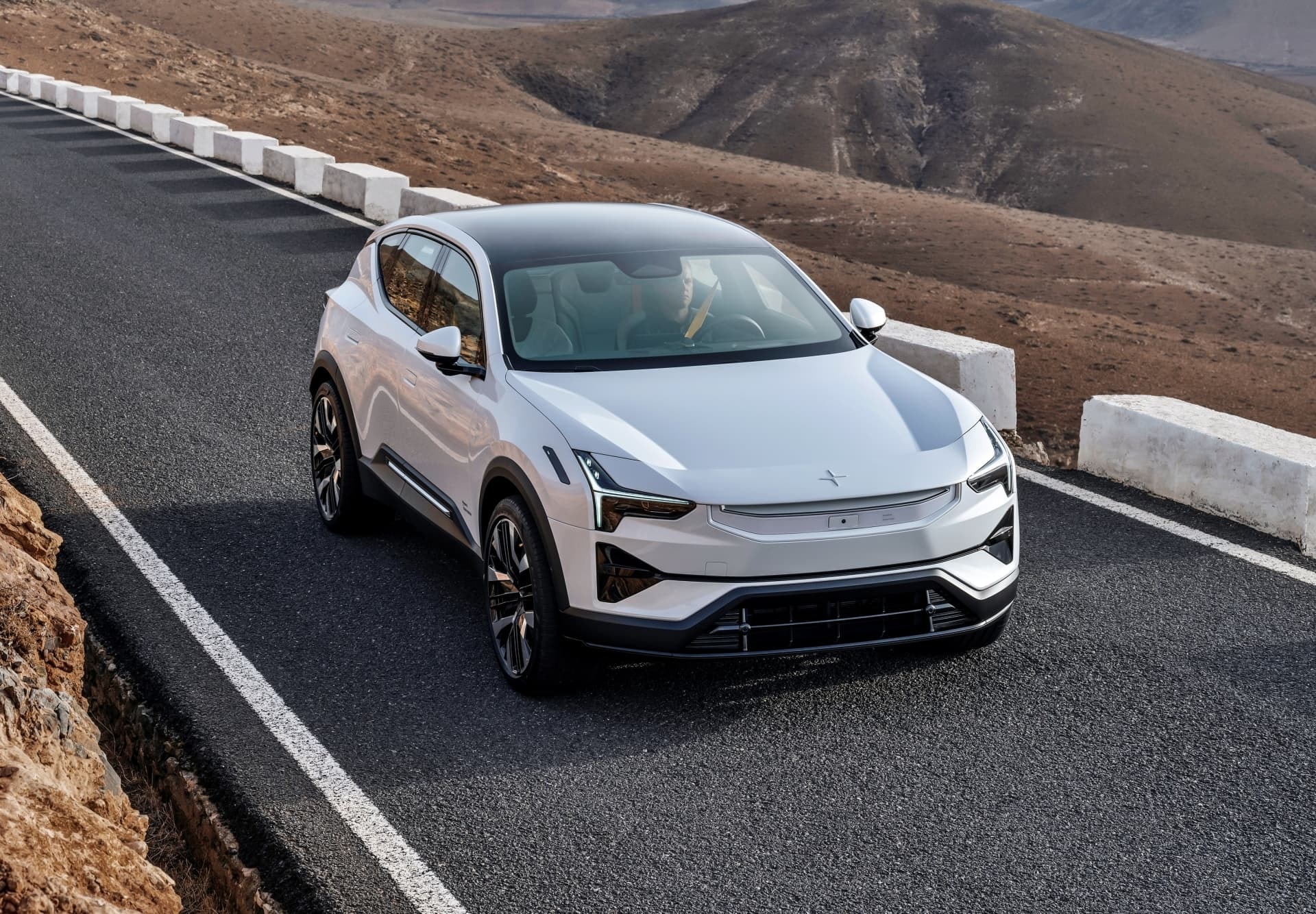 Vista en tres cuartos frontal del Polestar 3, integrando potencia y sofisticación.