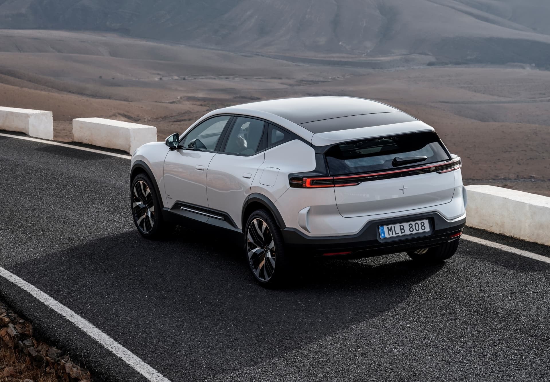 Perfil lateral del Polestar 3 subrayando su diseño escandinavo y líneas puras.