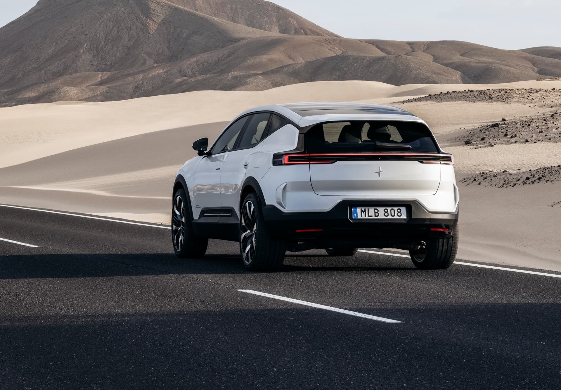 Imagen dinámica del Polestar 3 mostrando su porte atlético en entorno desértico.