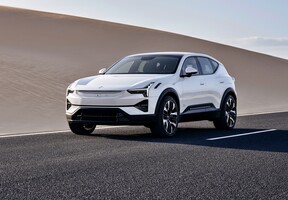 Vista delantera y lateral del Polestar 3 rodando con estilo. Vista delantera y lateral del Polestar 3 rodando con estilo.