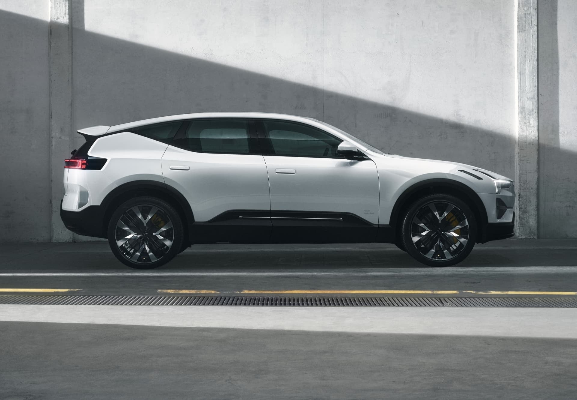 Perfil del Polestar 3, SUV eléctrico que combina elegancia y deportividad.