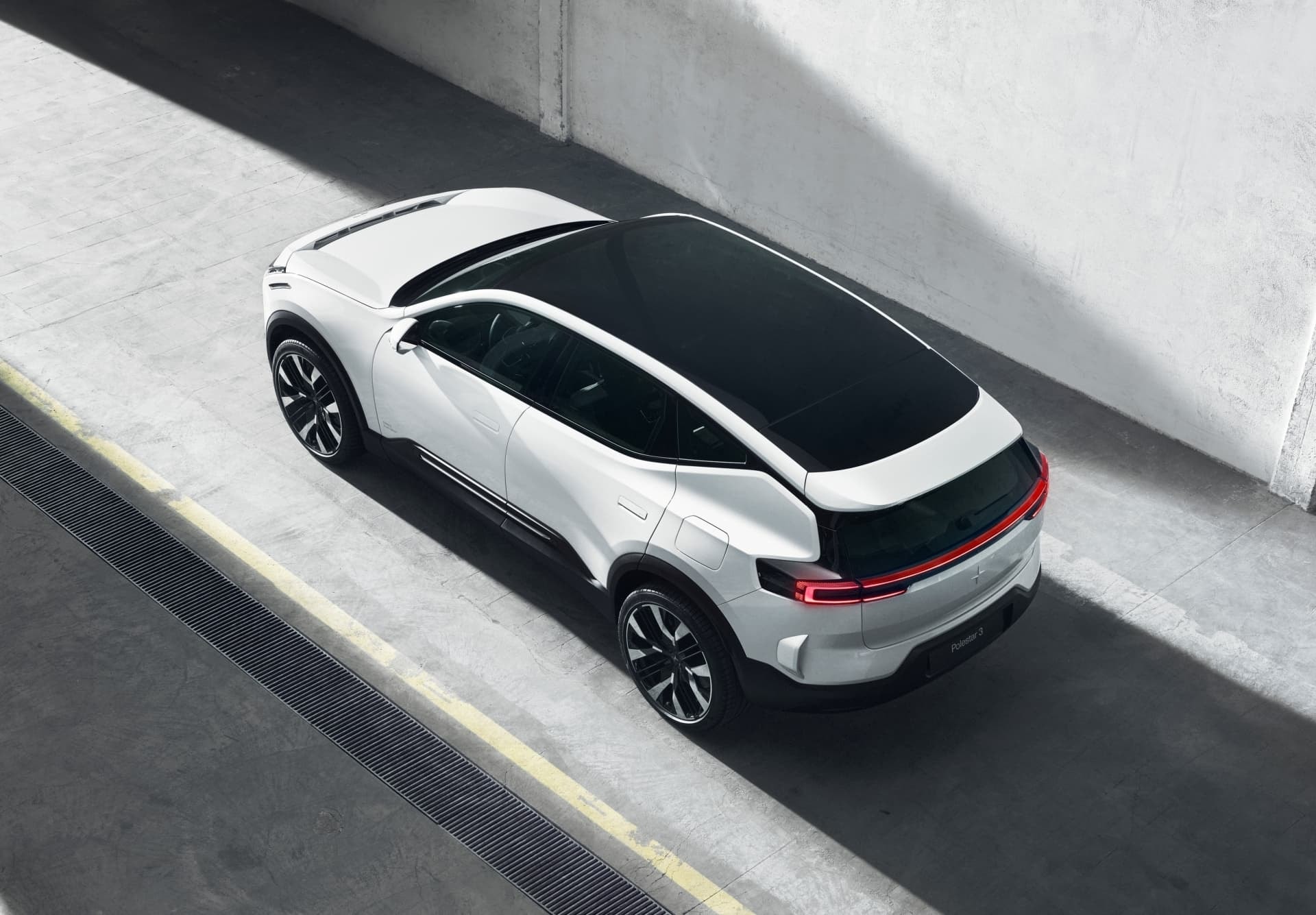 Imagen trasera aérea del SUV eléctrico Polestar 3 destacando su diseño.