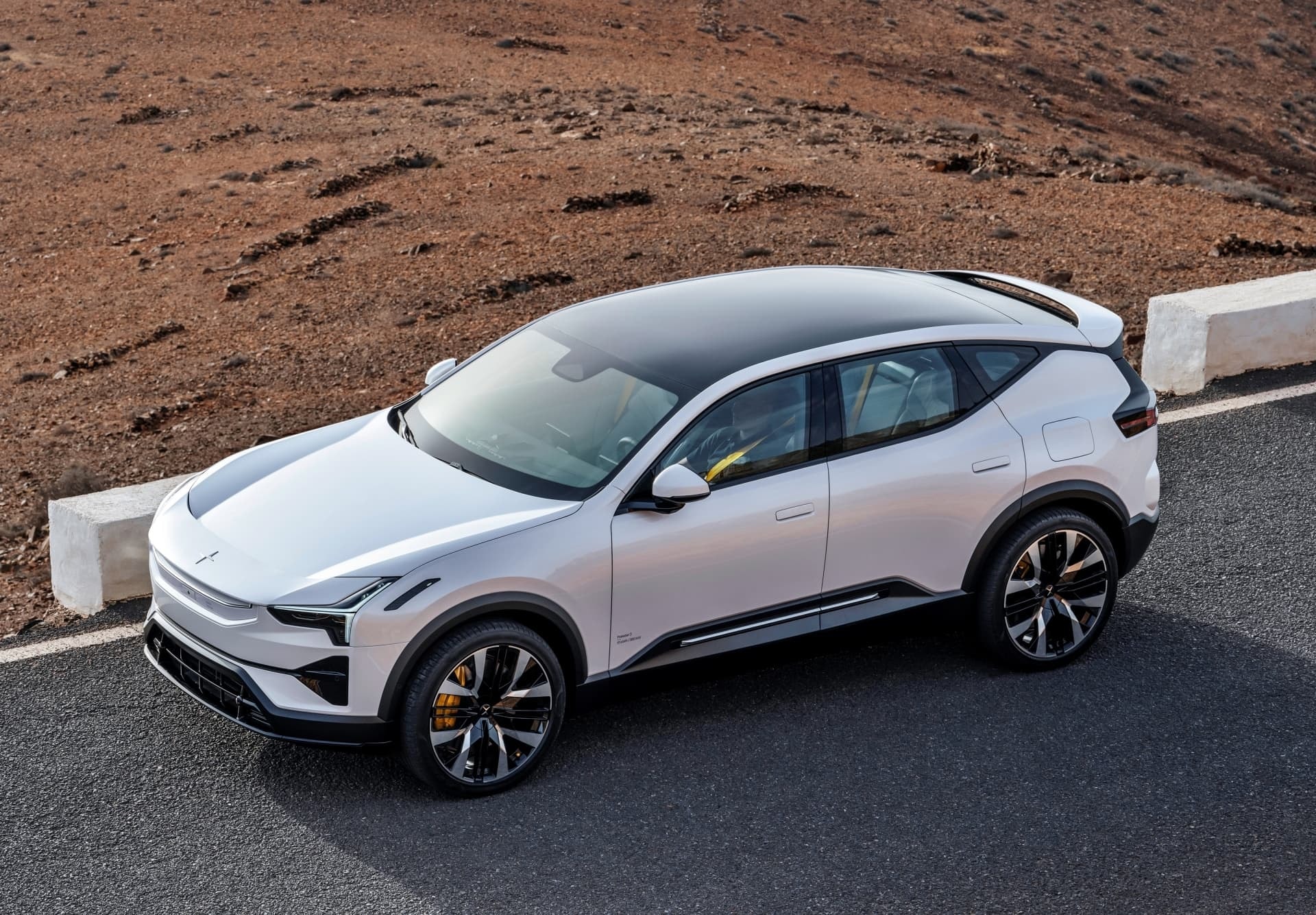Vista superior lateral que muestra la silueta y el techo panorámico del Polestar 3.
