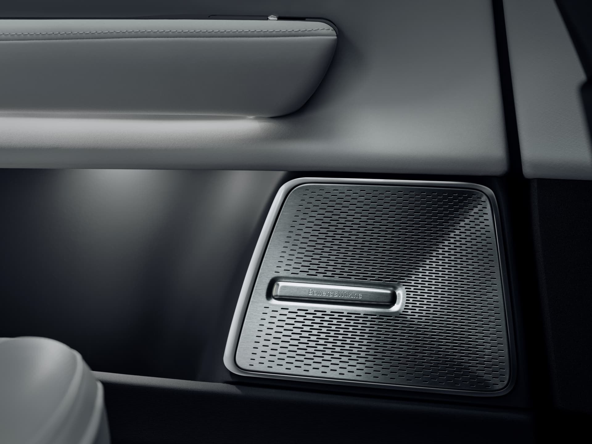 Sistema de audio con rejillas texturizadas en el Polestar 3.