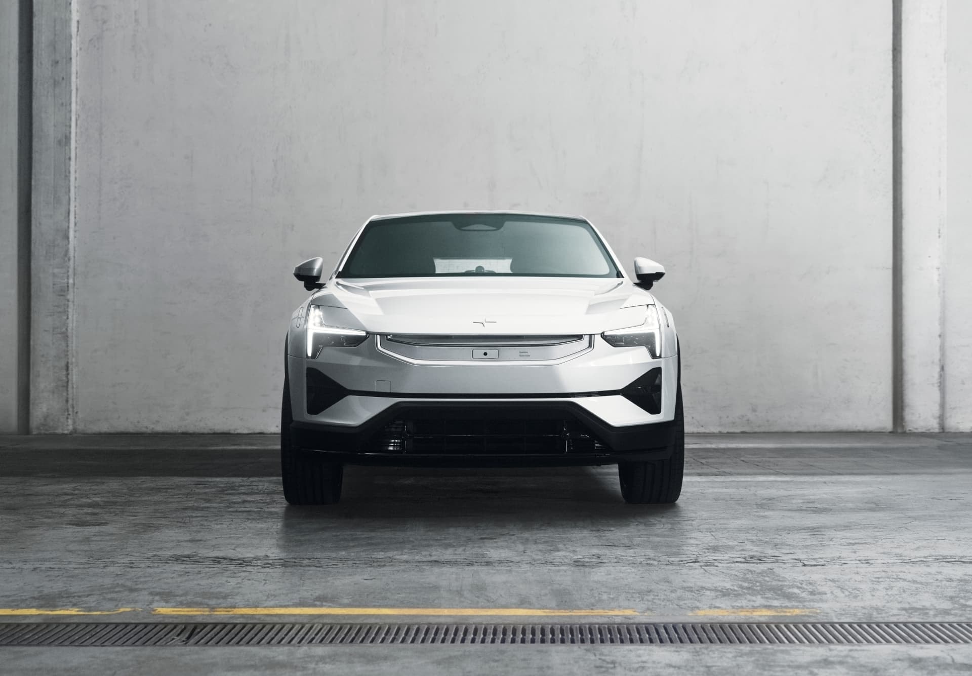 Vista frontal del Polestar 3 demostrando su presencia imponente.