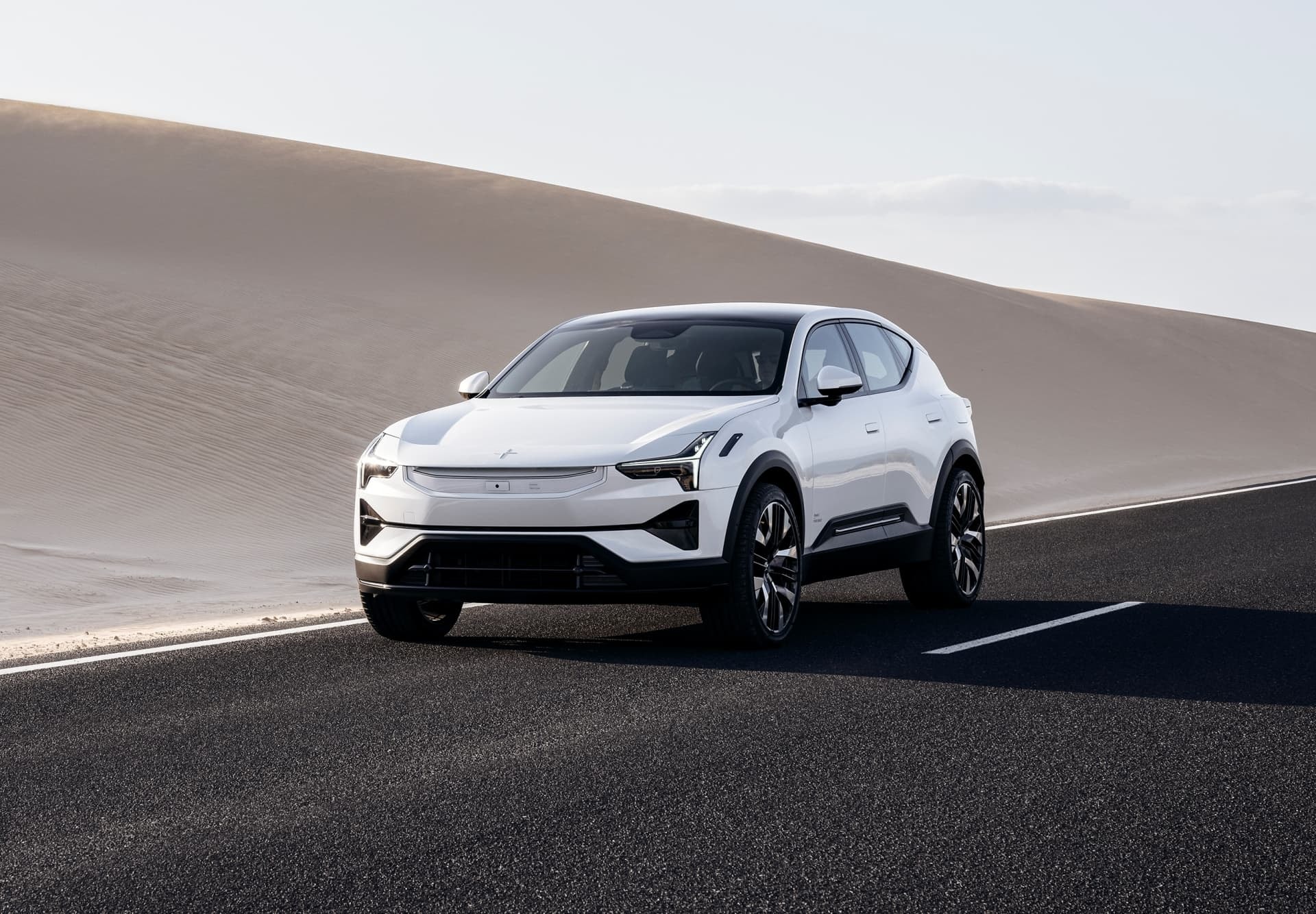 Vista lateral y delantera del Polestar 3 en movimiento.