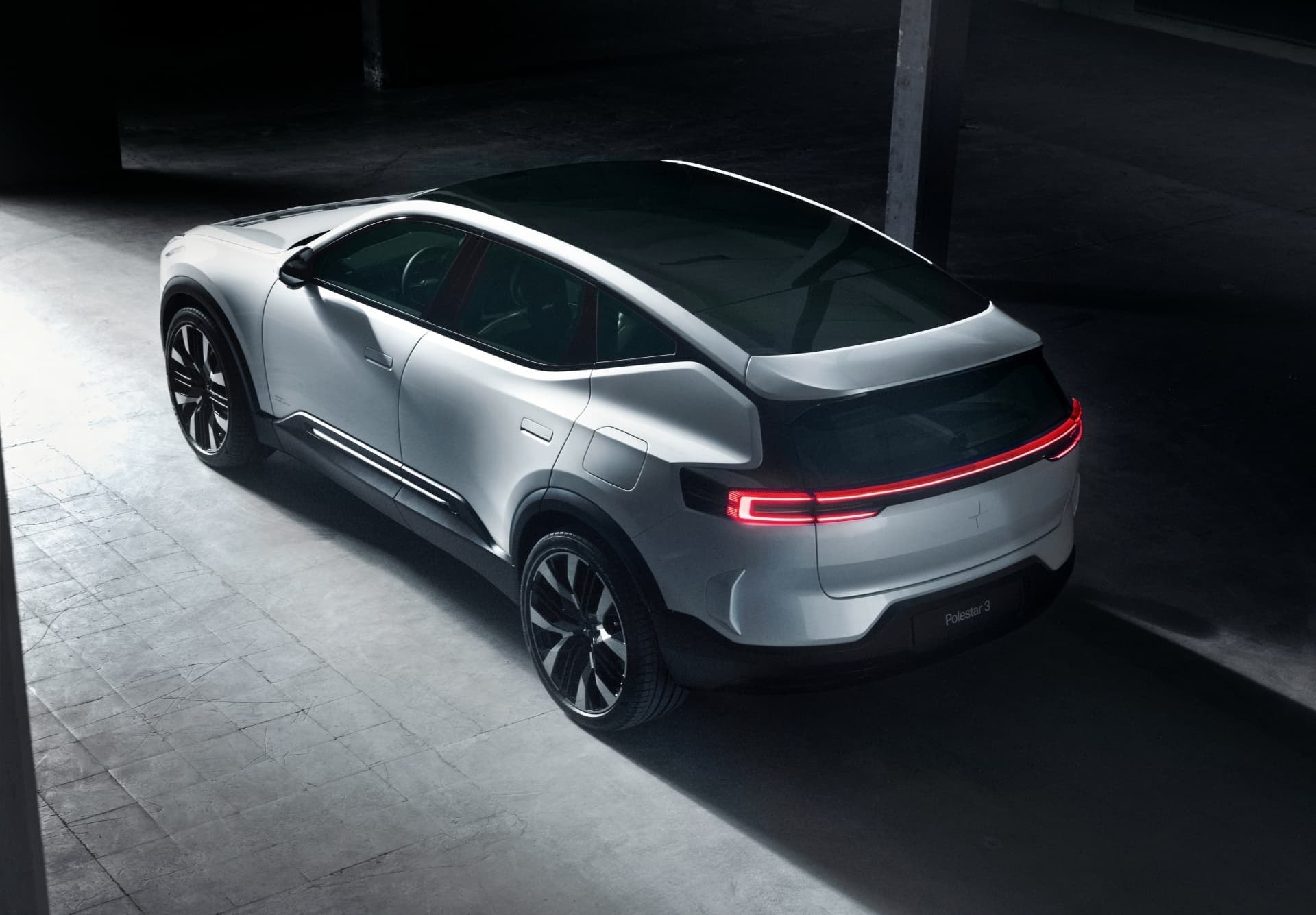 Vista trasera y lateral del Polestar 3 iluminada sutilmente.