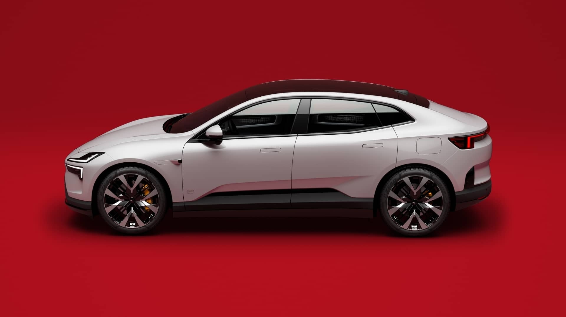 Visión lateral que realza las curvas del diseño en acabado dorado.