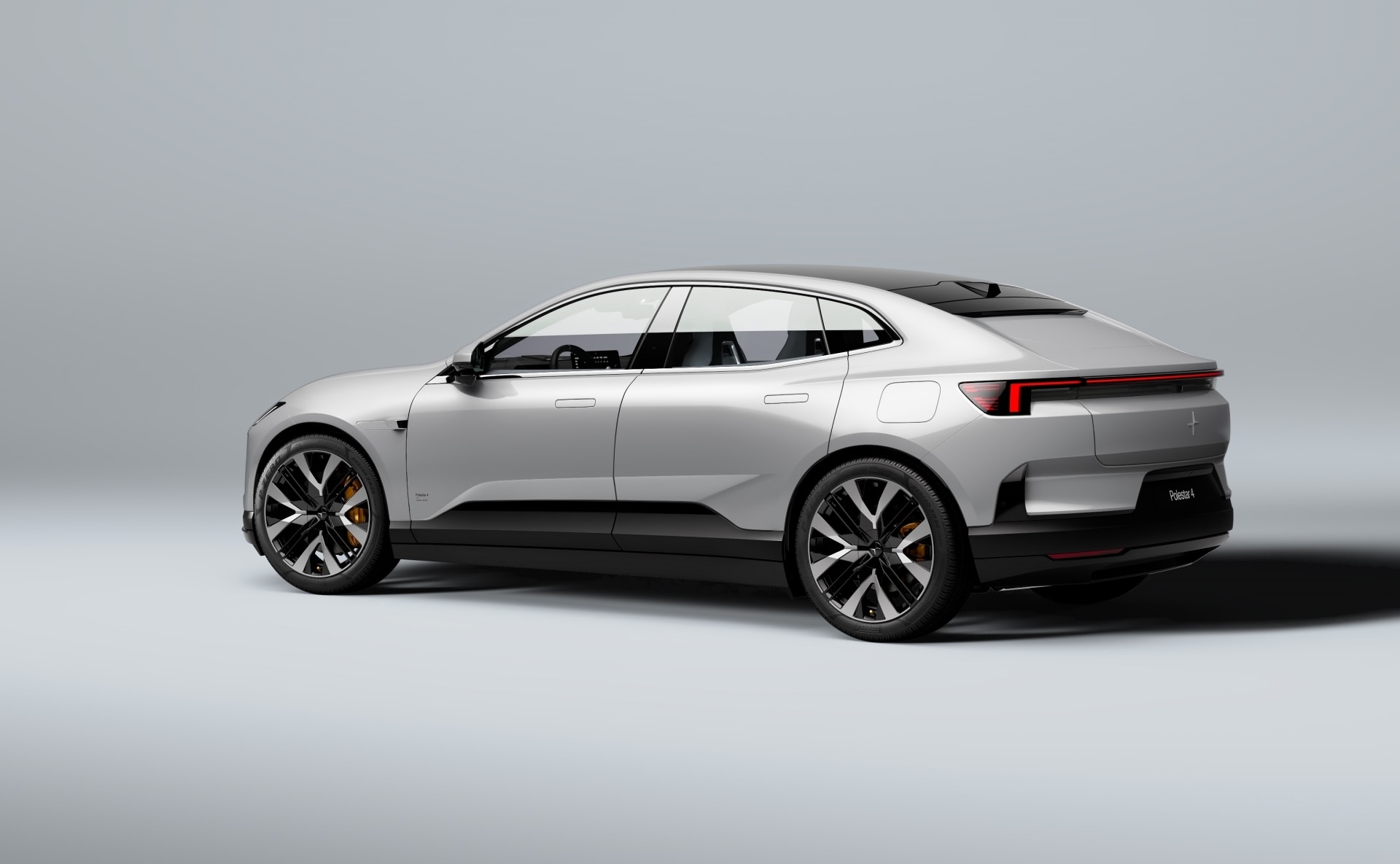 El Polestar 4 desde un ángulo lateral con acabado dorado.