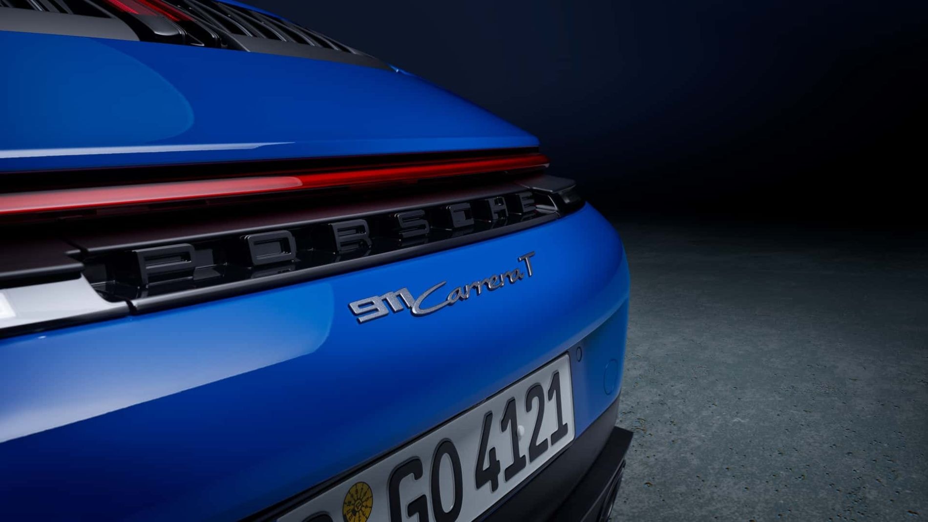 Vista lateral del Porsche 911 Cabrio con énfasis en la decoración y diseño icónico.