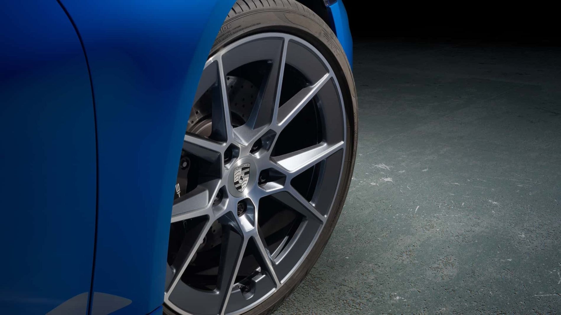 Visión del interior del Porsche 911 Cabrio, destacando su volante y tecnología de última generación.