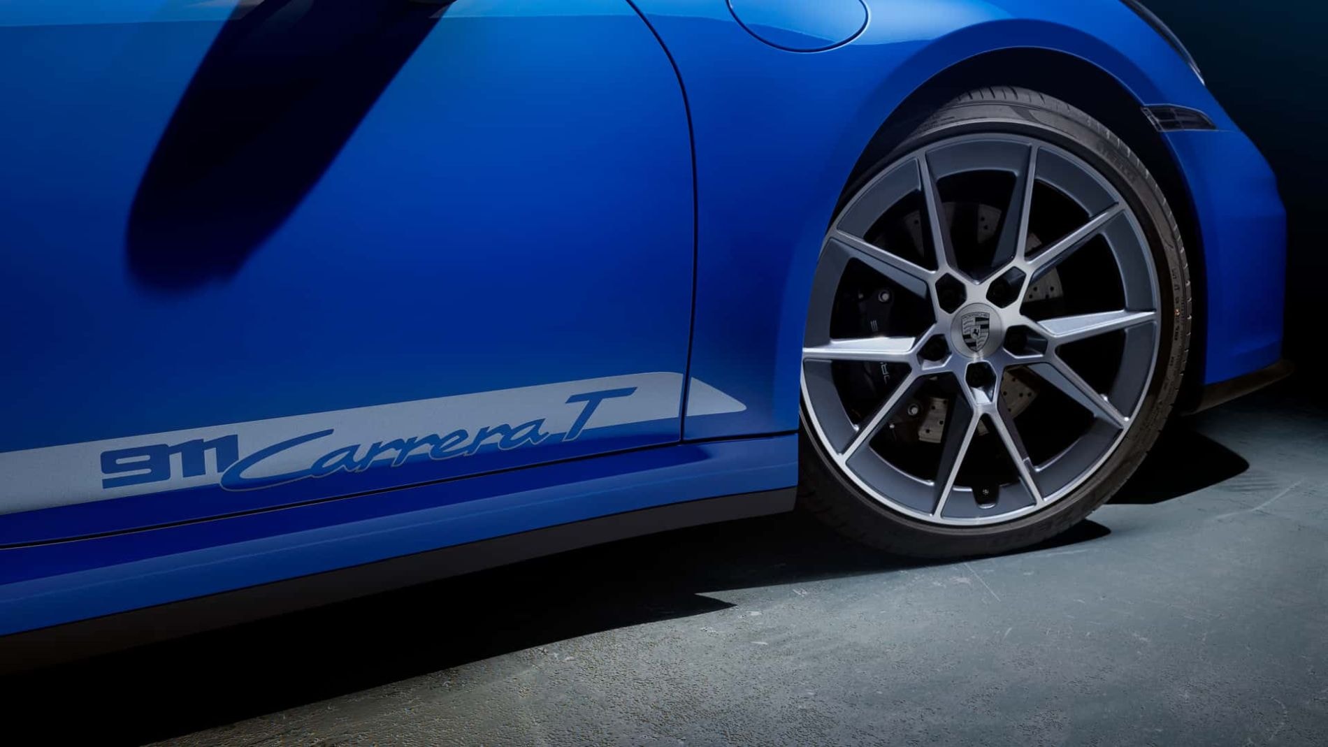 Primer plano de la llanta del Porsche 911 Cabrio, mostrando su atractivo diseño y acabado.