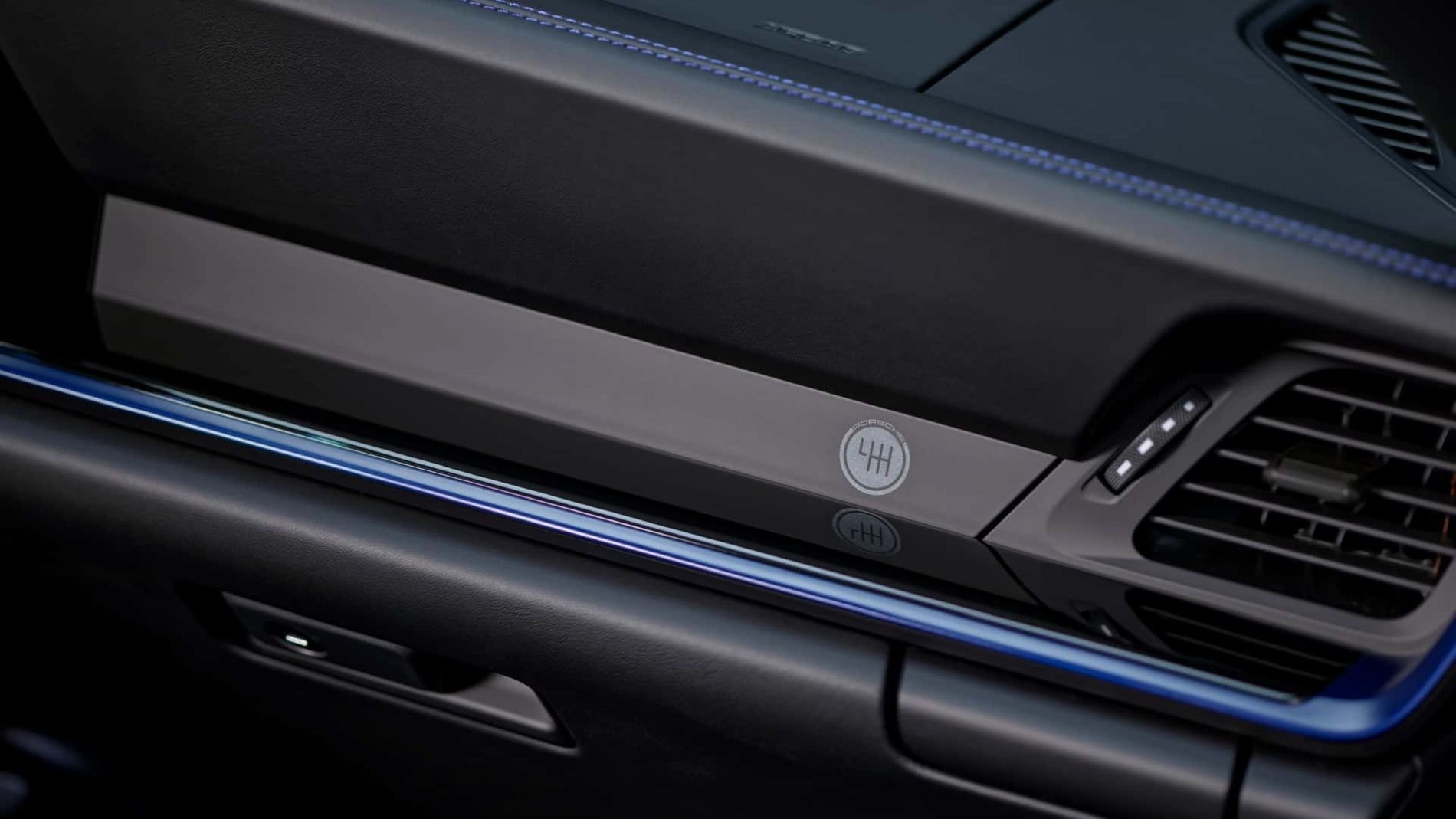 Vista de los asientos deportivos del Porsche 911 Cabrio, resaltando su diseño ergonómico.