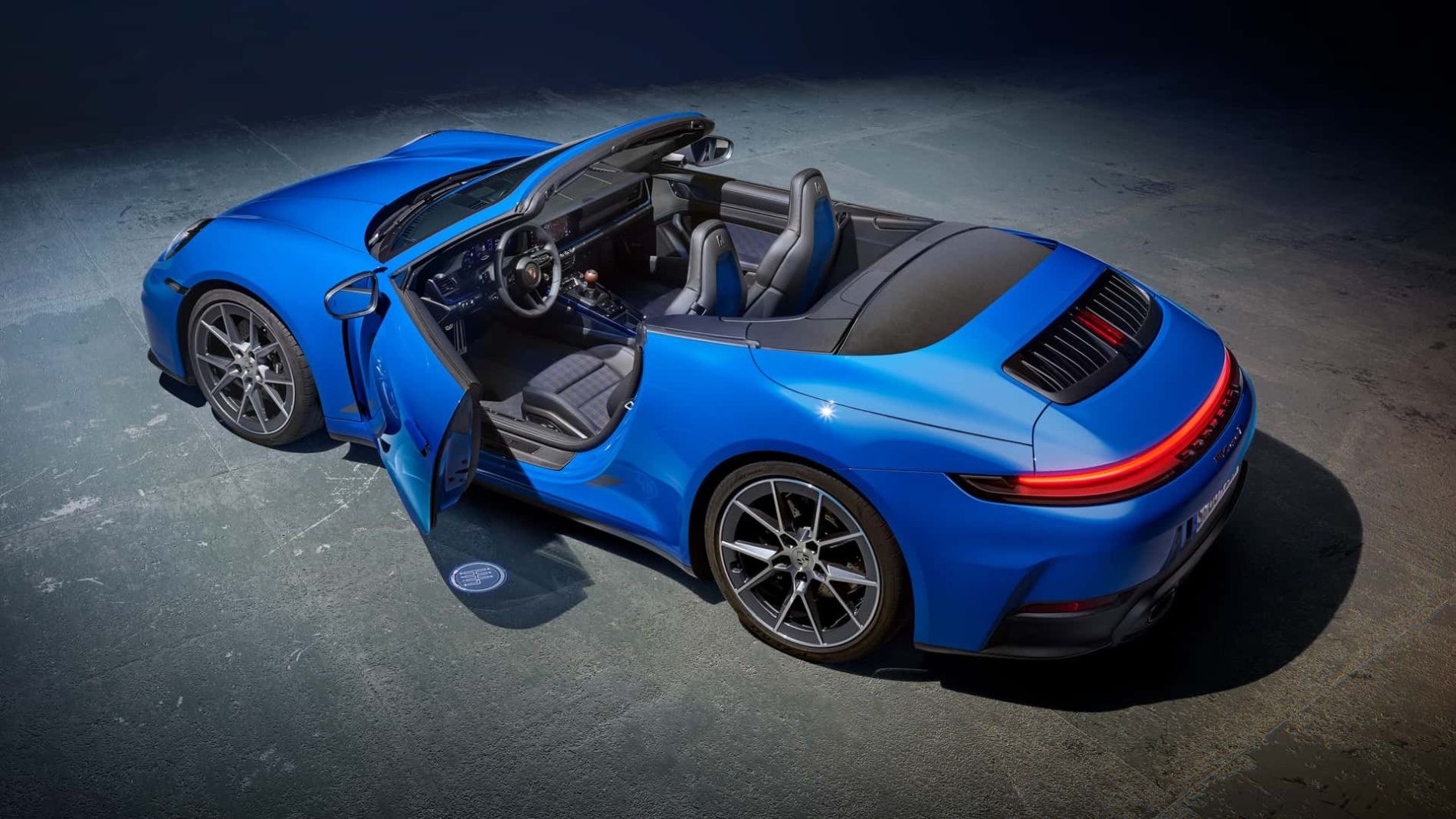 Perfil lateral del Porsche 911 Cabrio, resaltando su diseño aerodinámico.