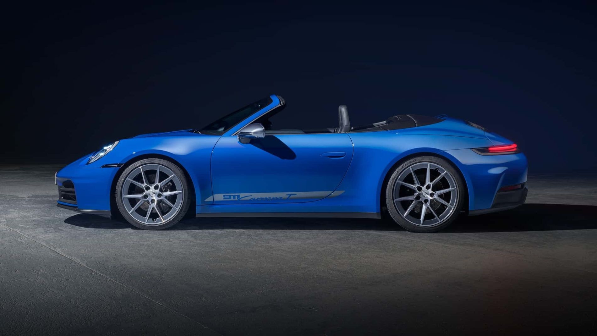 Vista frontal del Porsche 911 Cabrio, que muestra su icónica parrilla.