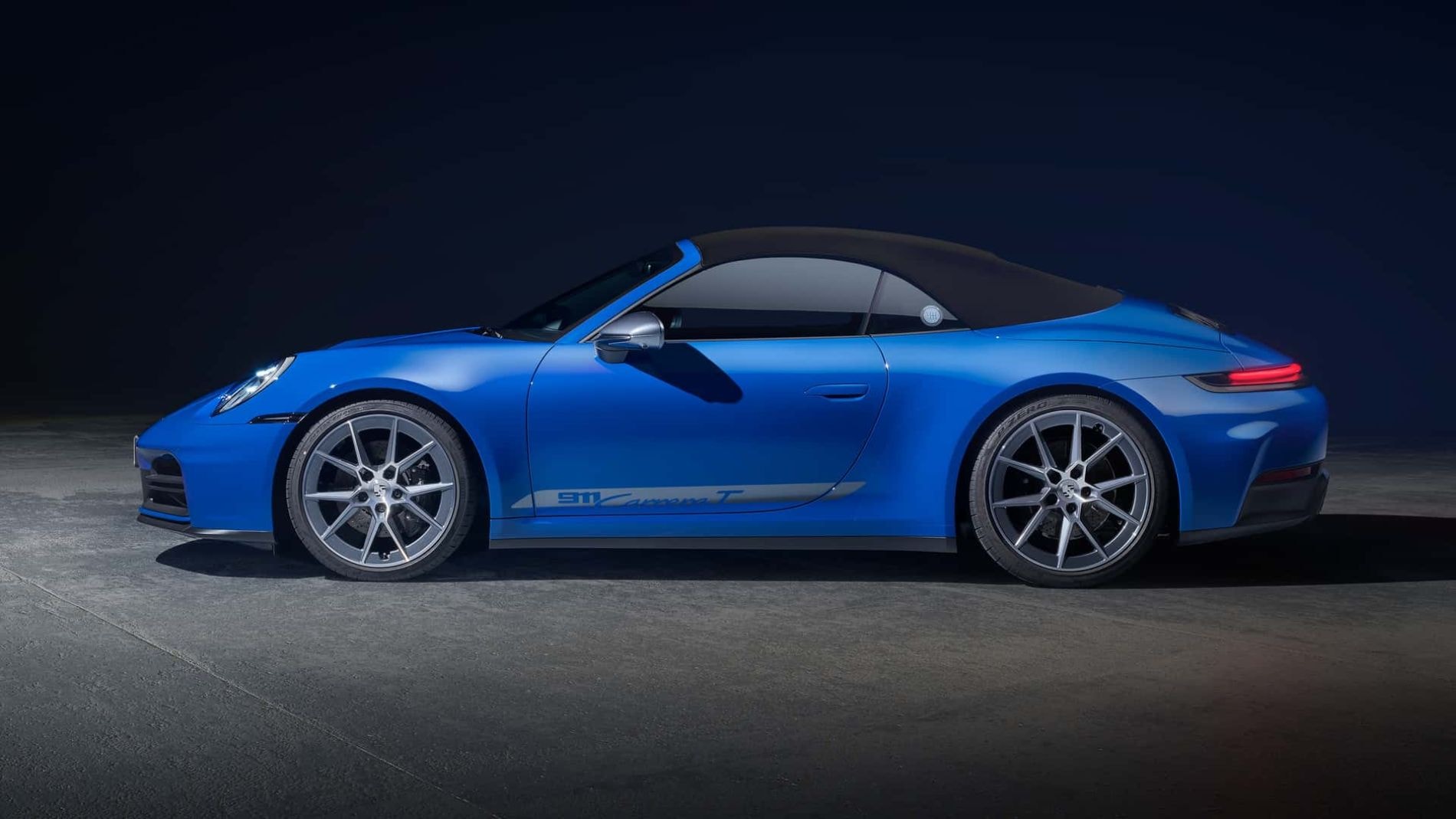 Vista lateral con el techo descubierto, ideal para disfrutar del aire libre.