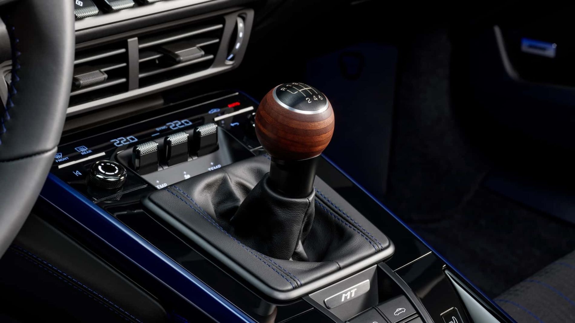 Detalle del pomo de la palanca de cambios, con un toque clásico y moderno.