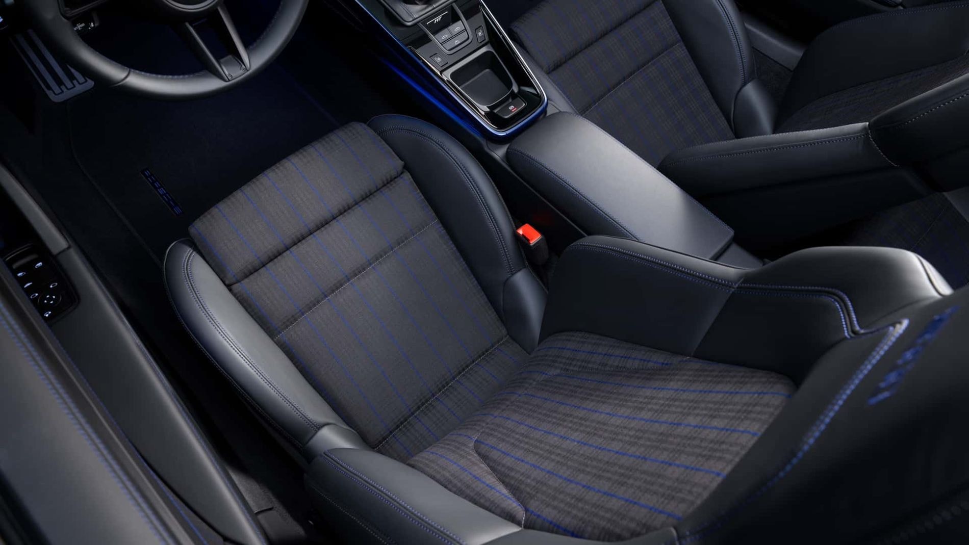 Vista de los asientos, destacando su diseño ergonómico y materiales premium.