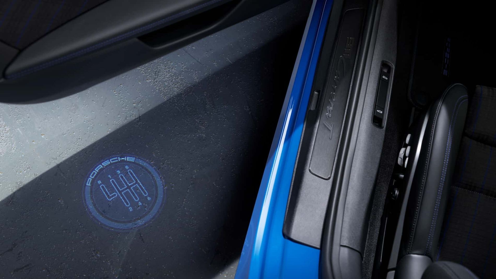 Logotipo en la entrada, un detalle que refuerza la exclusividad del modelo.