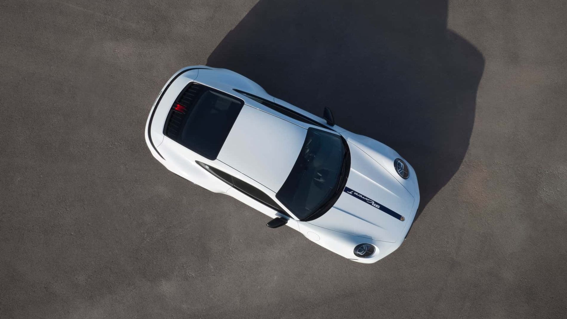 Vista del panel trasero del Porsche 911 con detalles distintivos.