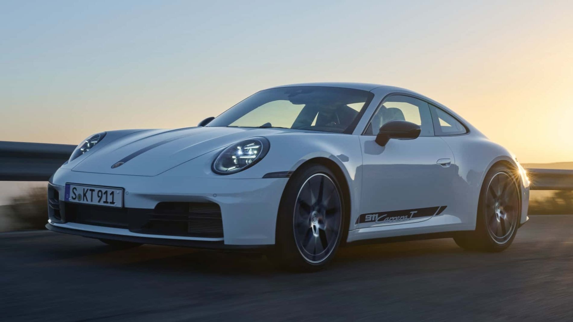 Panel de instrumentos del Porsche 911, con tecnología avanzada y diseño intuitivo.