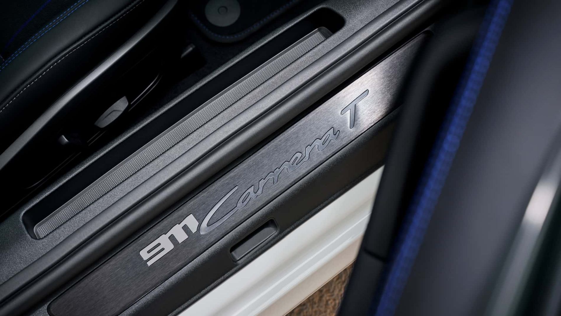 El interior del Porsche 911 combina lujo y confort, ideal para cualquier viaje.