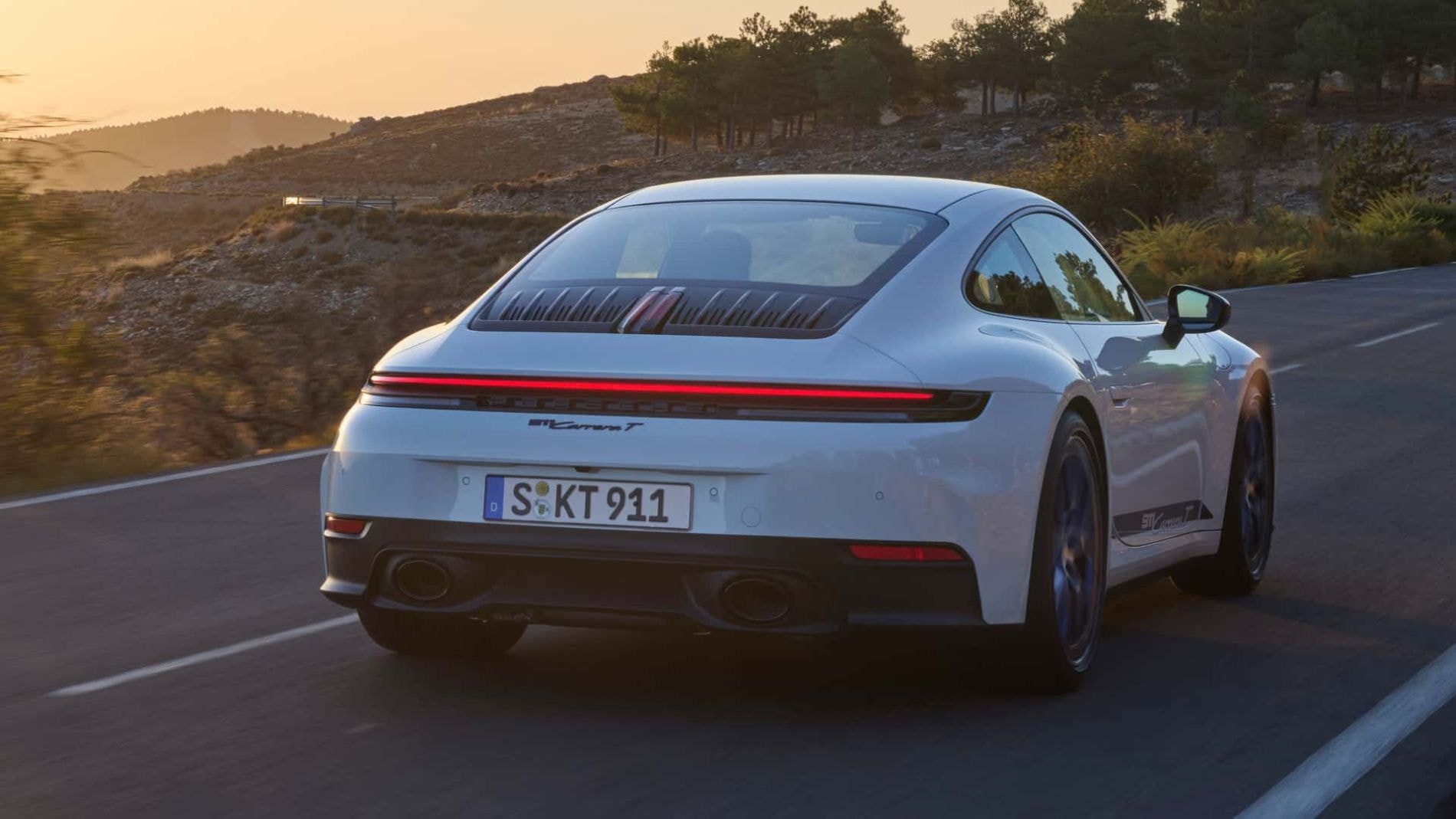 Porsche 911 disfrutando de un atardecer, resplandece con su estilo icónico.
