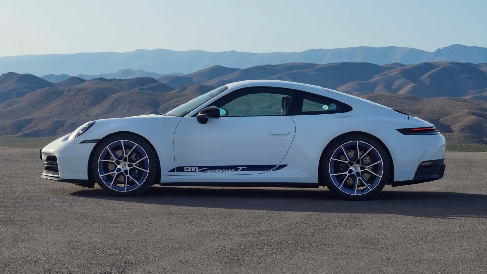 Porsche 911 en acción, mostrando su diseño aerodinámico y personalidad.