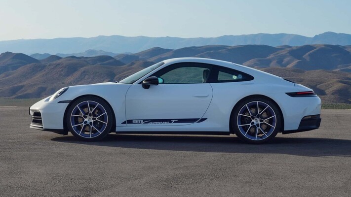 Porsche 911 en acción, mostrando su diseño aerodinámico y personalidad. Porsche 911 en acción, mostrando su diseño aerodinámico y personalidad.