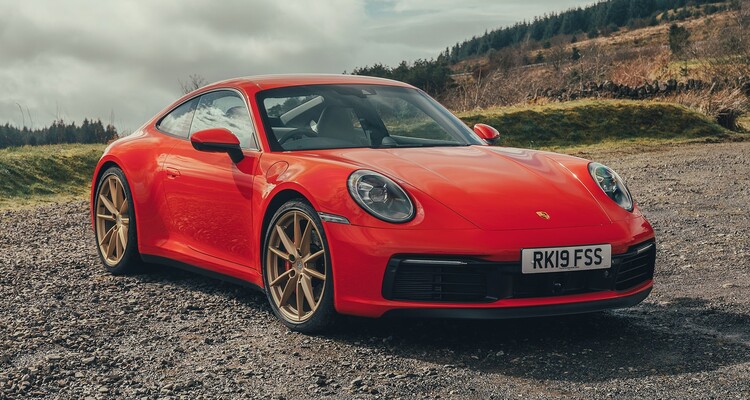 Vista del Porsche 911 en rojo destacando su perfil y frontal icónico. Vista del Porsche 911 en rojo destacando su perfil y frontal icónico.