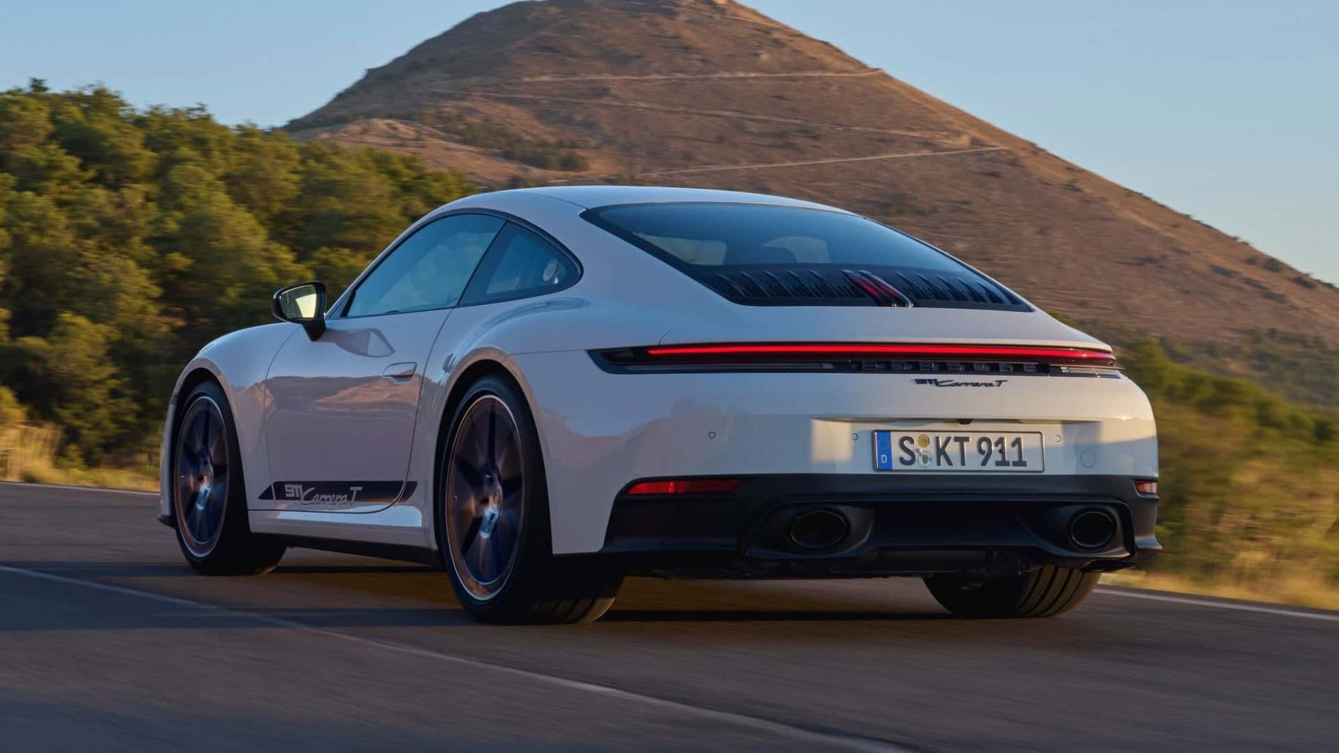 Vista trasera del Porsche 911, mostrando su elegante diseño y potencia.