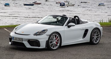 Vista lateral del Porsche 718 Boxster, destacando su diseño descapotable. Vista lateral del Porsche 718 Boxster, destacando su diseño descapotable.