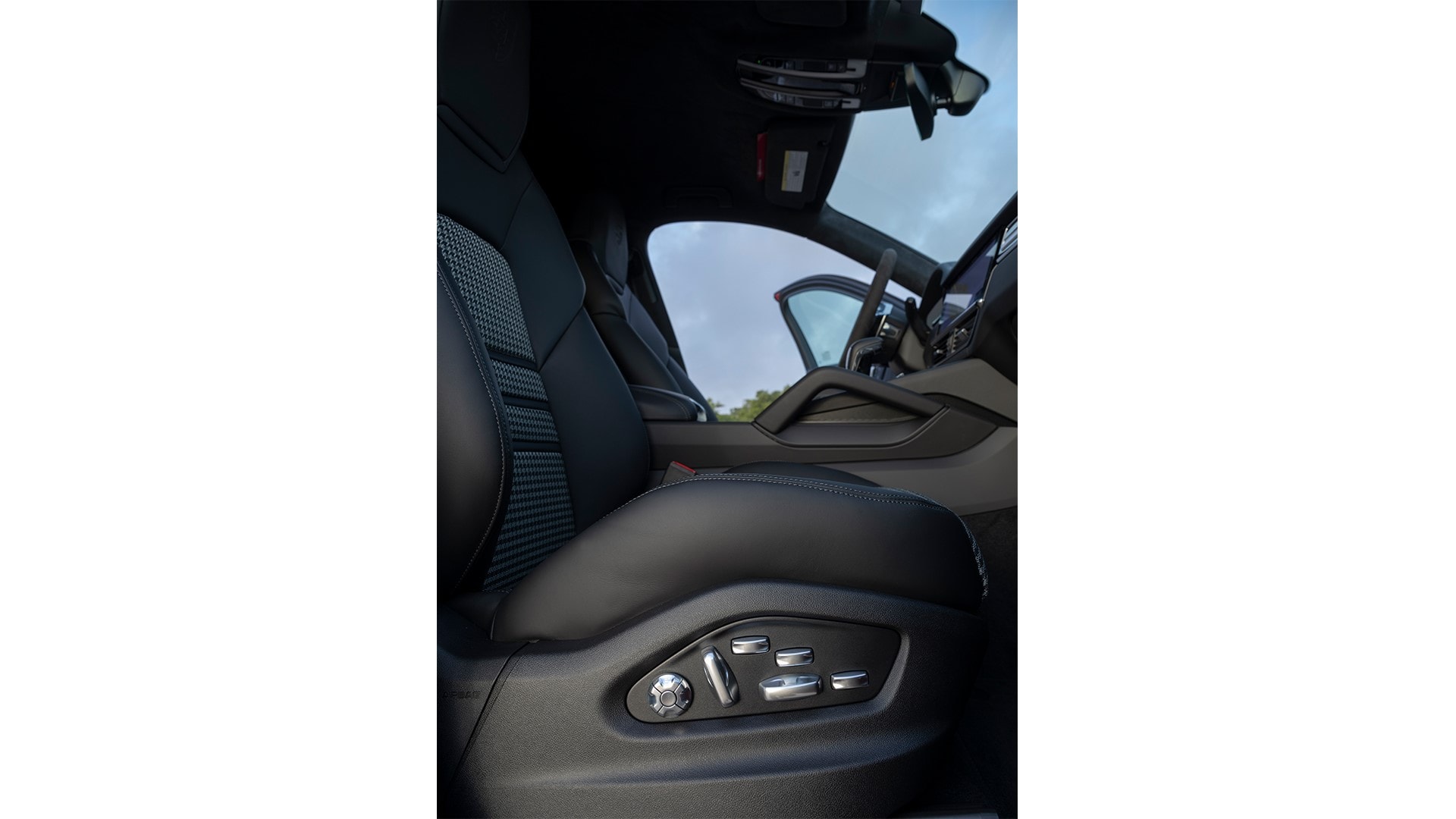 Asientos deportivos con controles ajustables electrónicamente.