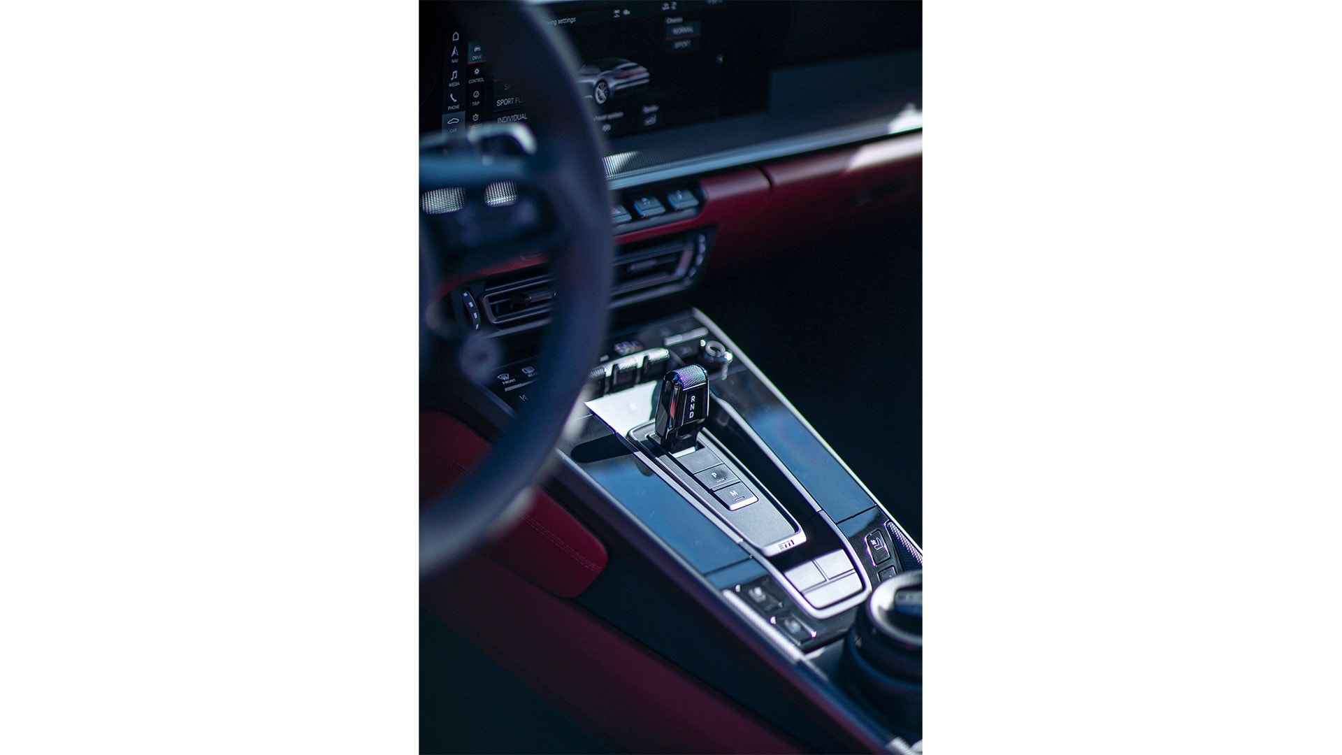 Vista en detalle de la consola central del Porsche Cayenne Coupé.